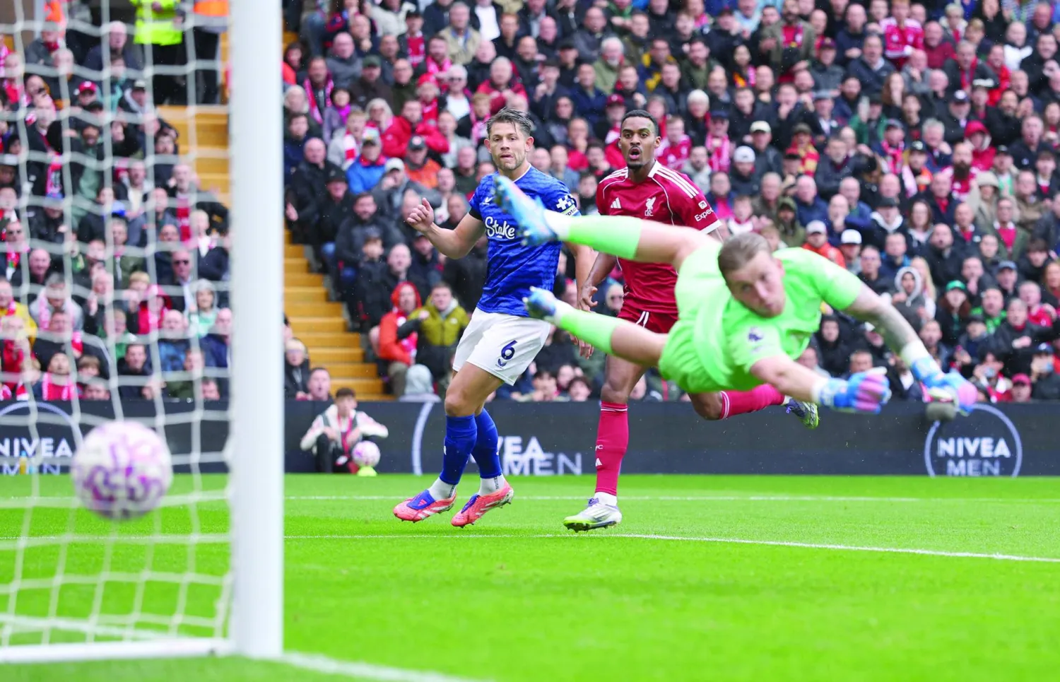 
راين خرافنبرخ يتقدم لليفربول بهدف في شباك إيفرتون (رويترز)