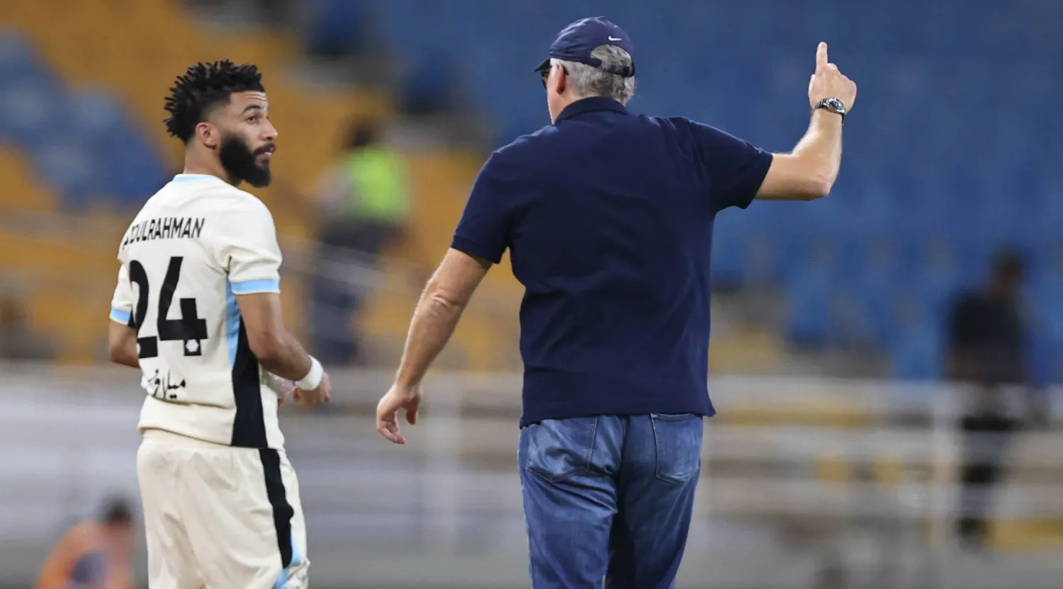 بلان يوجه العبود خلال المباراة (تصوير: سعد العنزي)