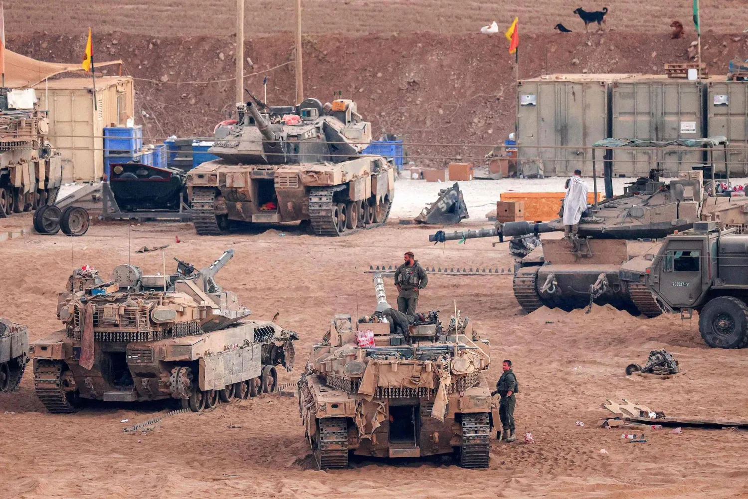 دبابات إسرائيلية تتمركز عند الحدود مع قطاع غزة (أ.ف.ب)