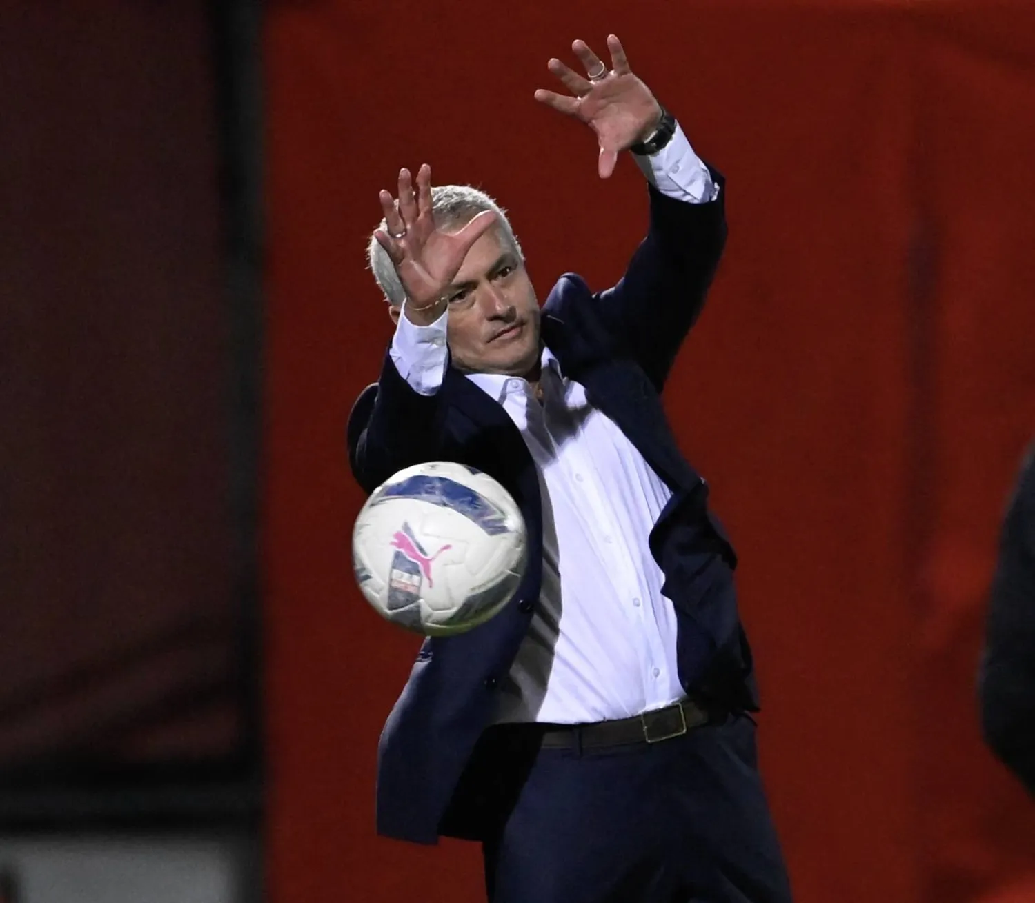 مورينيو يرد الكرة خلال مجريات المباراة (أ.ف.ب)