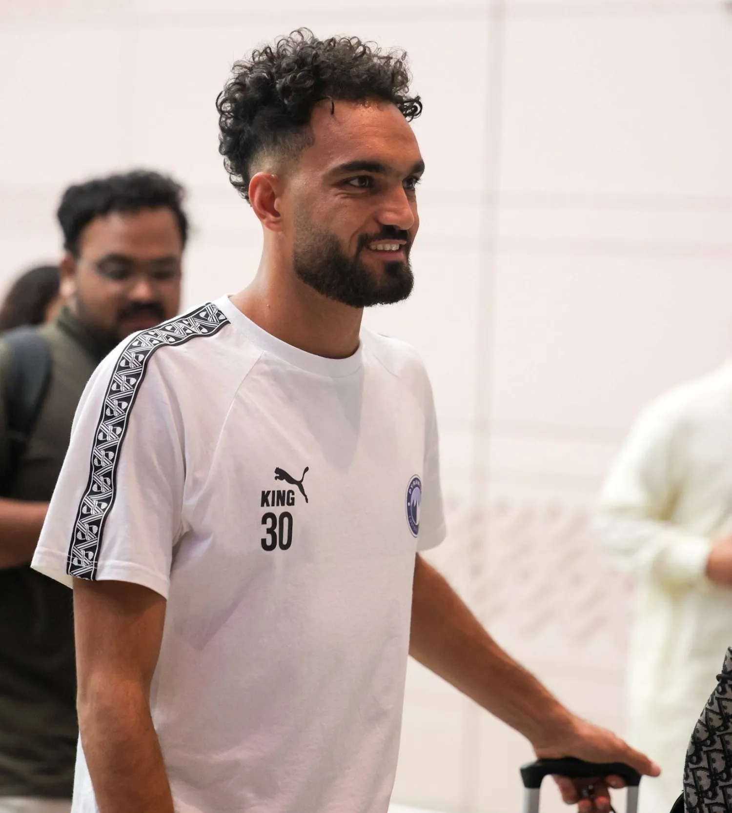 زيكو لاعب بيراميدز لدى وصوله برفقة البعثة إلى جدة (نادي بيراميدز)