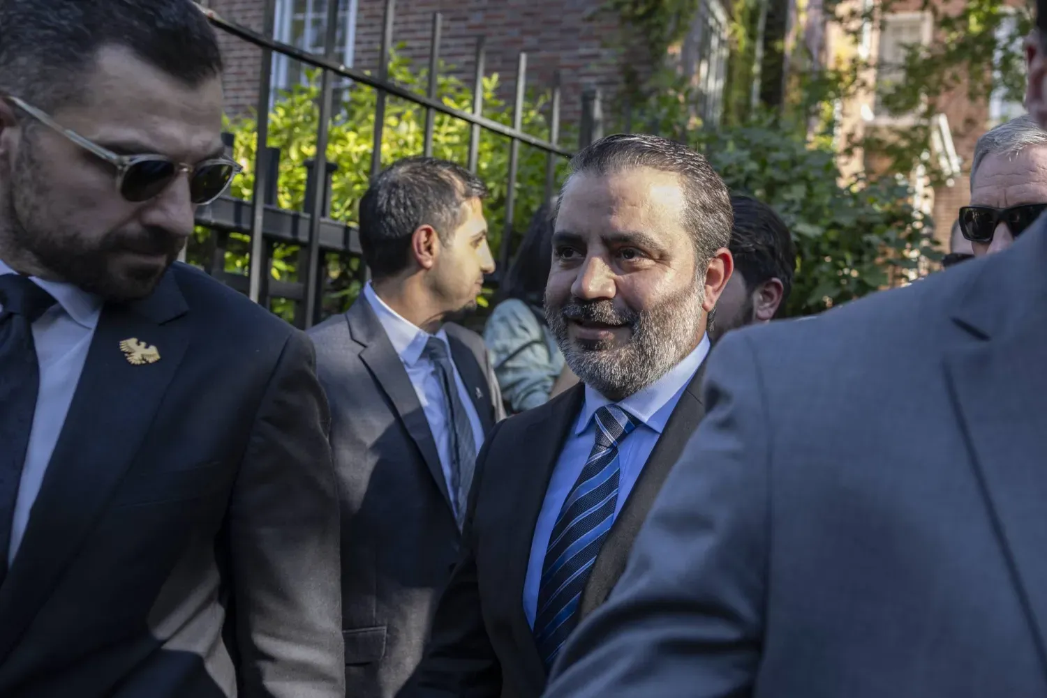Suriye Dışişleri Bakanı Esad Hasan eş-Şeybani, cuma günü Washington'daki Suriye Büyükelçiliği binasında yeni Suriye bayrağının göndere çekilme törenine katıldı. (DPA)