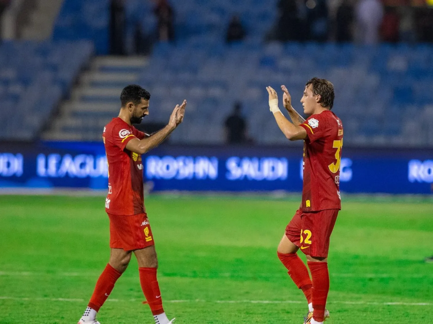آل سالم وريتيغي يتبادلان التحية بعد نهاية المباراة (تصوير: عيسى الدبيسي)