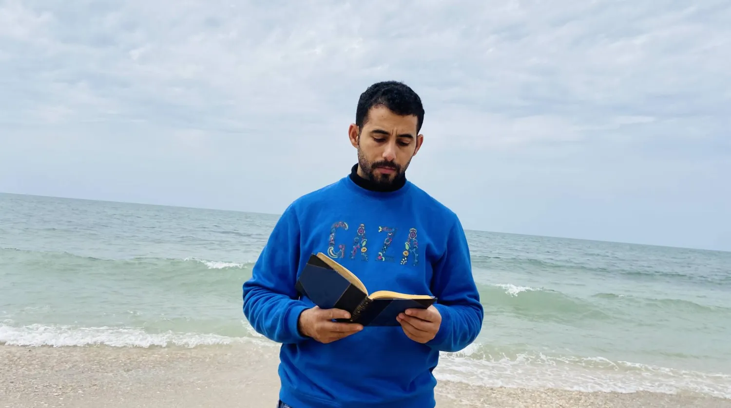 مصعب أبو توهة خرج من غزة في نوفمبر 2023 ويحلم بالعودة إليها (صور الشاعر)