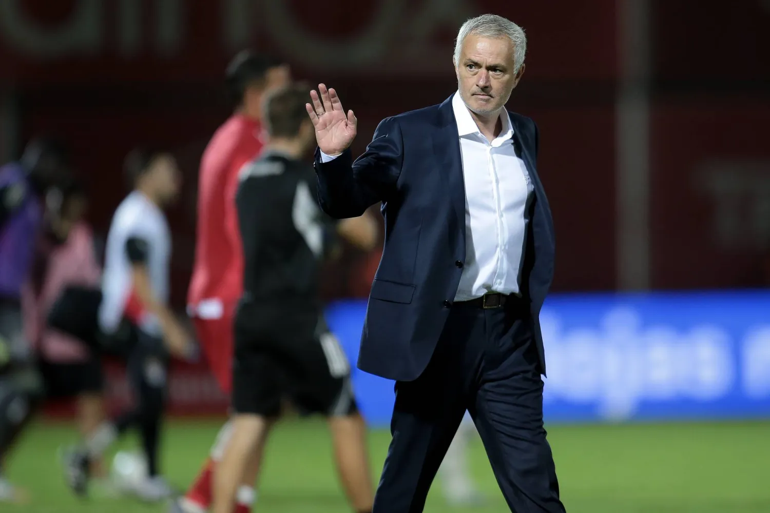 Benfica’s head coach Jose Mourinho waves and leaves the pitch after winning the Portuguese Primeira Liga soccer match between AVS Futebol SAD and SL Benfica, in Lisbon, Portugal, 20 September 2025.  EPA/MANUEL FERNANDO ARAUJO