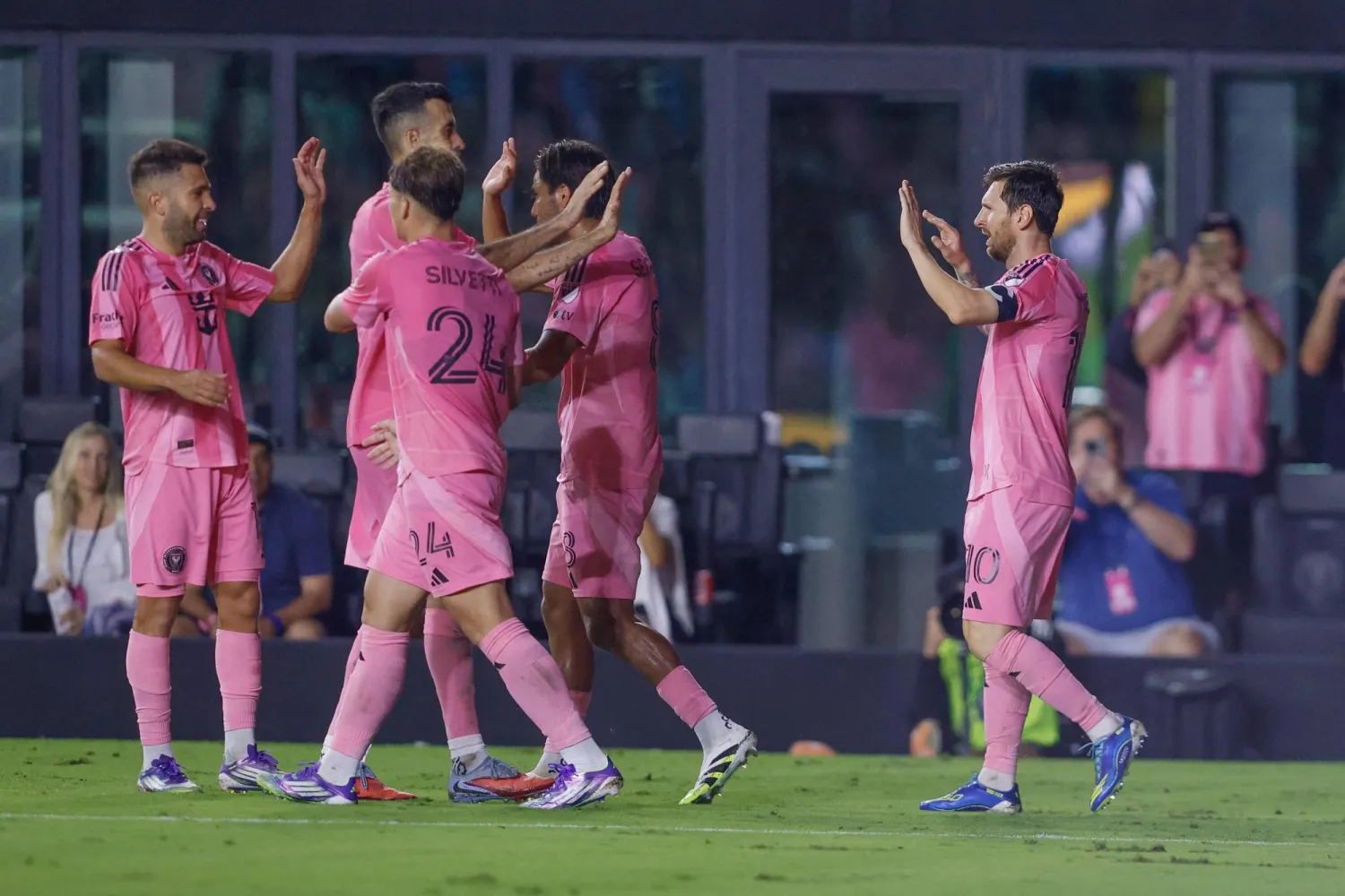 ميسي يحتفل مع زملائه بالفوز (أ.ف.ب)