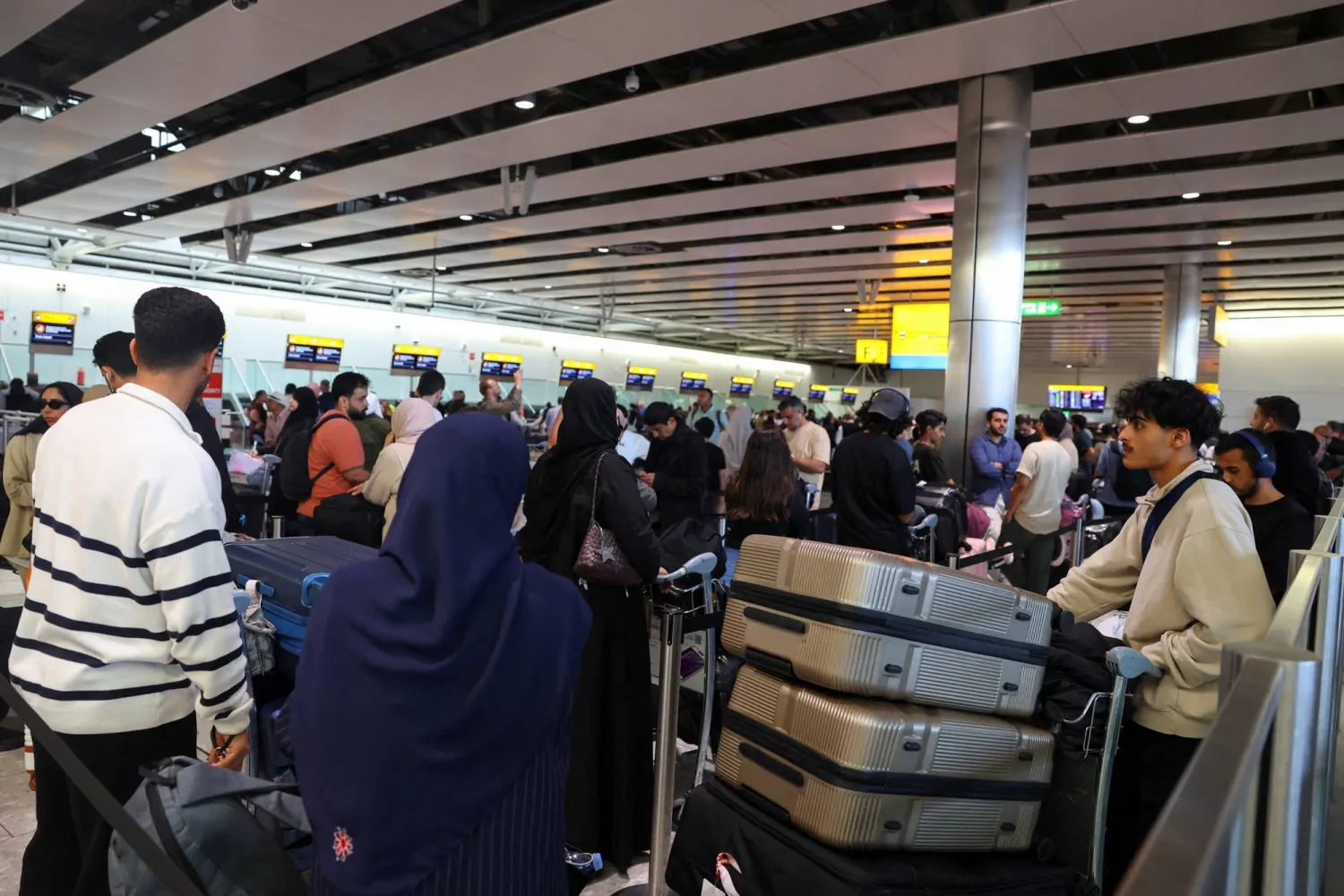 FILE PHOTO: Travelers queue to check-in at Heathrow Airport Terminal 4, following a disruption to check-in and boarding systems caused by a cyberattack in Greater London, Britain, September 20, 2025. REUTERS/Isabel Infantes/File Photo