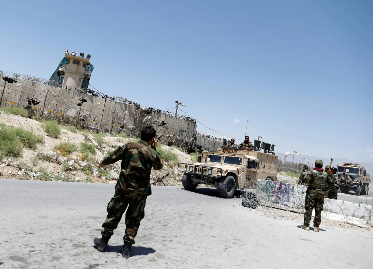 ABD birliklerinin çekilme sürecinin son gününde Bagram Hava Üssü'nün dışındaki bir kontrol noktasında duran Afgan askerleri... 2 Temmuz 2021 (Reuters)