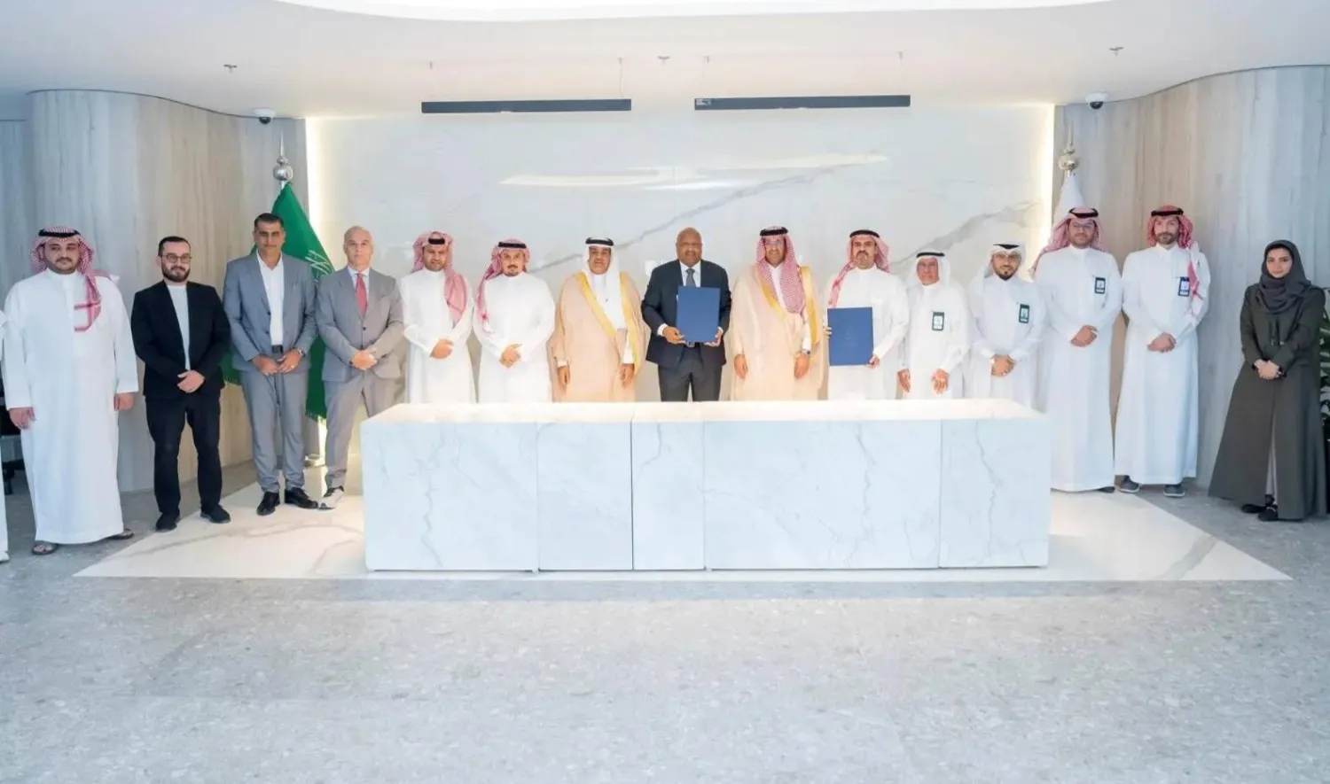 صورة للمسؤولين عقب توقيع الاتفاقية (واس)