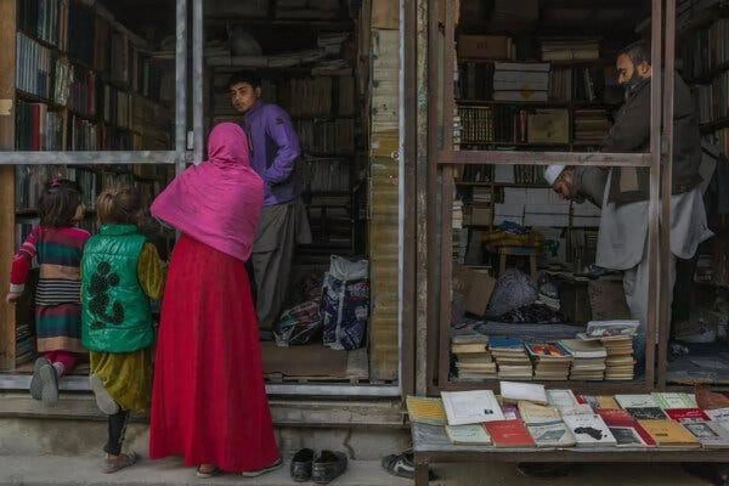 في متجر كتب بالعاصمة الأفغانية كابل عام 2017 (أ.ف.ب)