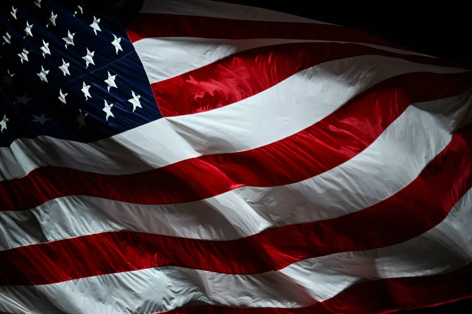 العلم الأميركي يرفرف في البيت الأبيض (رويترز)