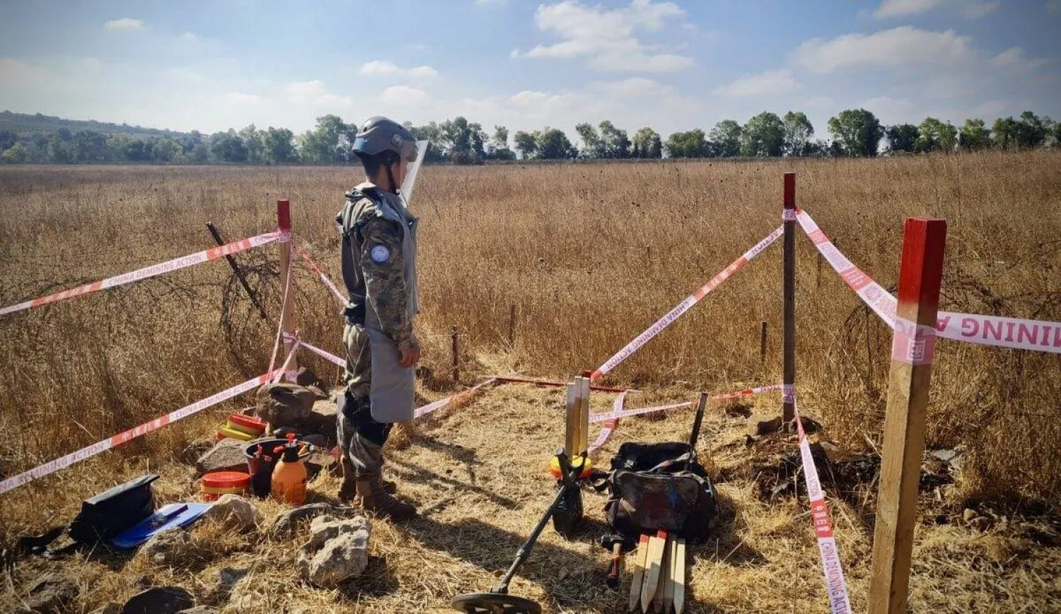 عنصر في قوات «يونيفل» يقوم بإزالة الألغام (يونيفيل)