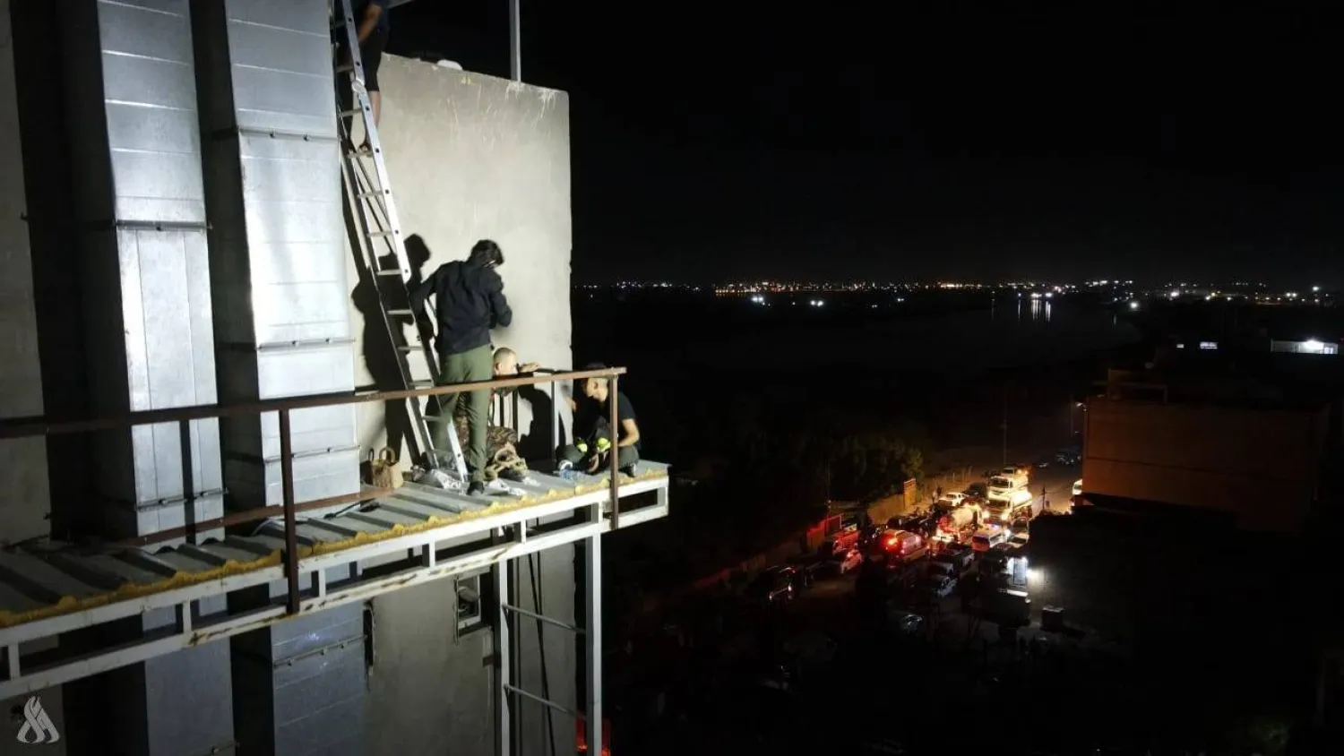 الدفاع المدني العراقي يحاول إخماد حريق الكوت وإنقاذ المواطنين المحاصرين (أرشيفية - وكالة الأنباء العراقية)