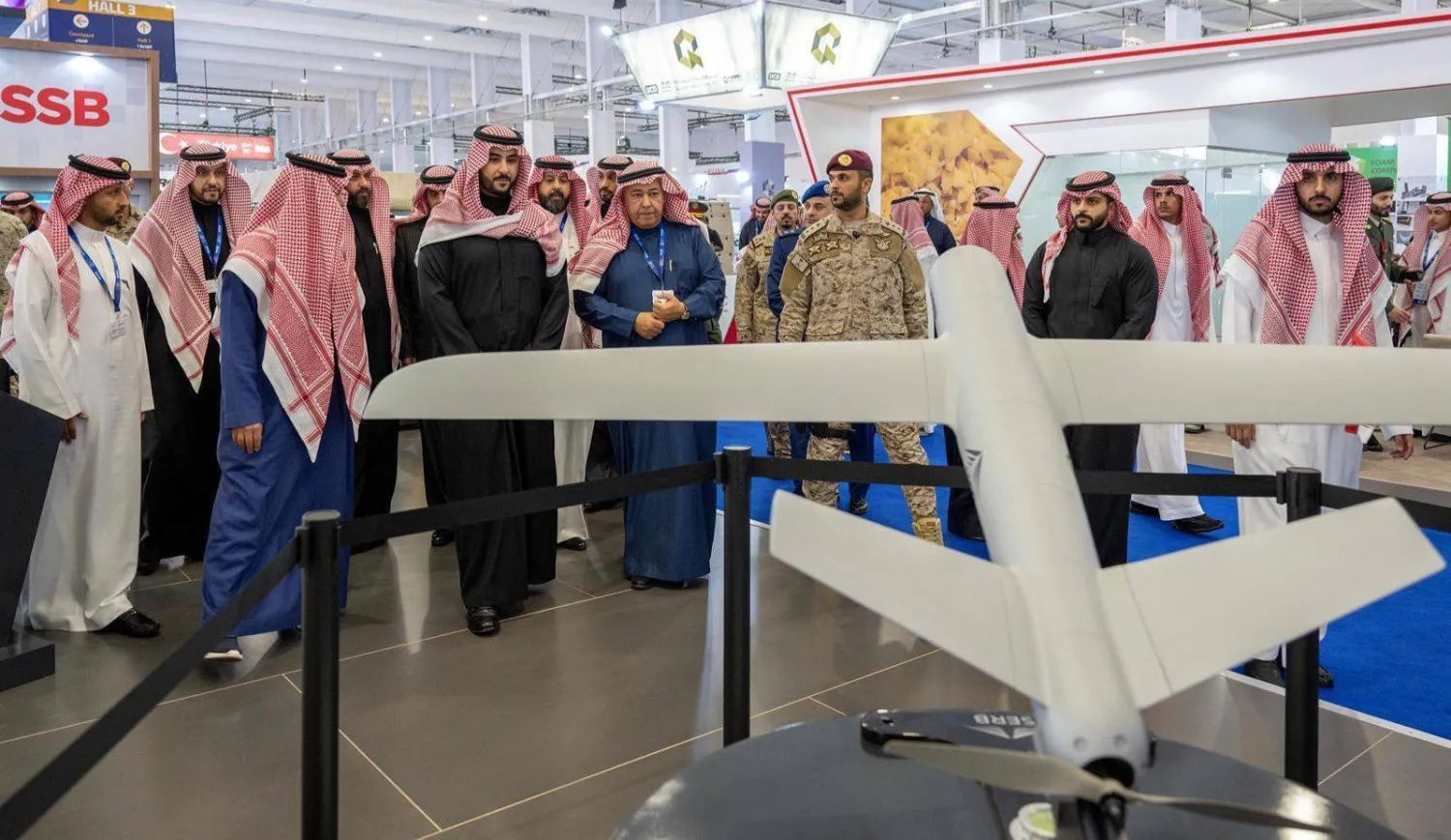 وزير الدفاع ونائب رئيس مجلس إدارة الهيئة العامة للصناعات العسكرية الأمير خالد بن سلمان يزور أحد الأجنحة في «معرض الدفاع العالمي» (واس)
