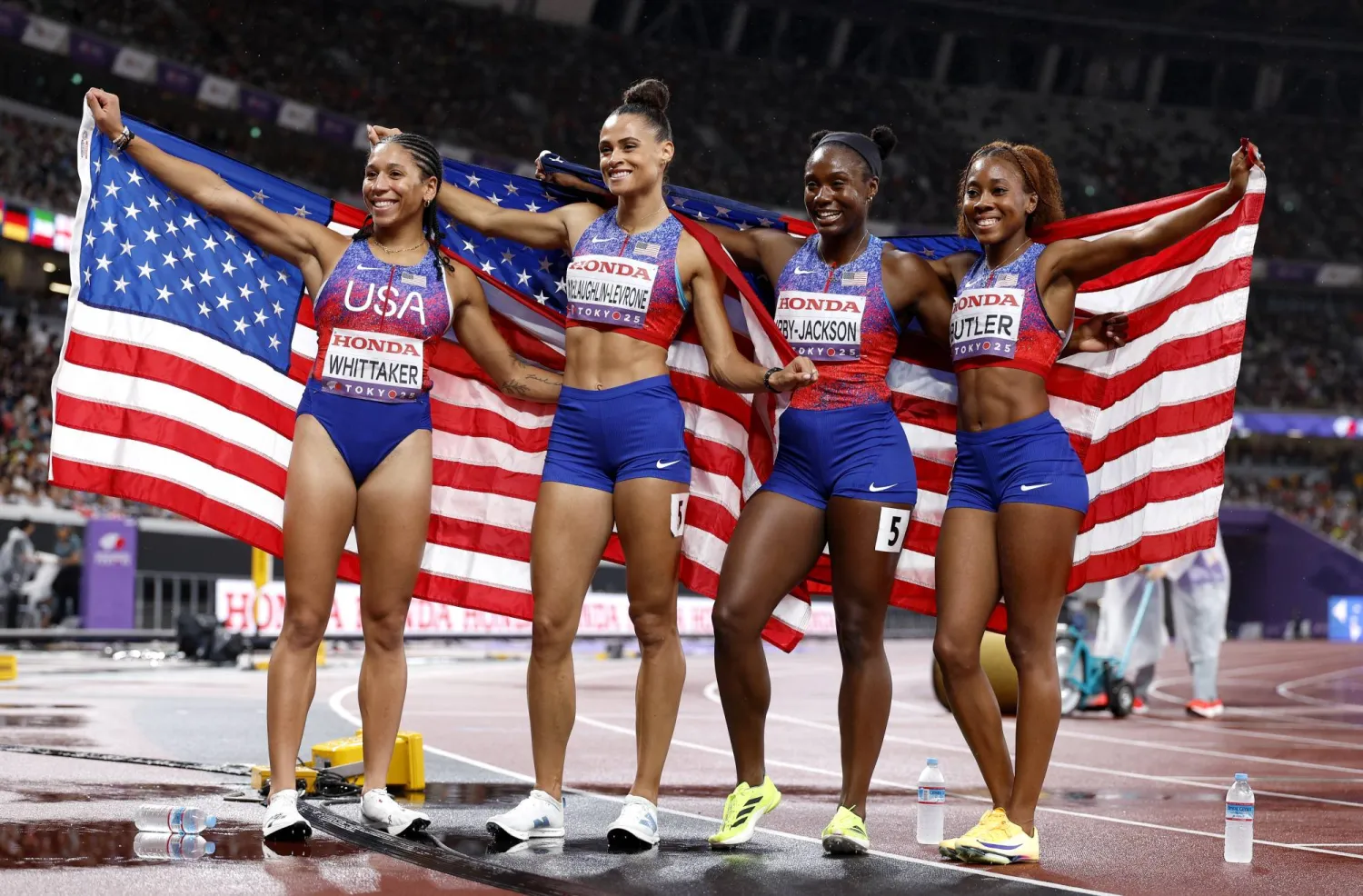 الفريق الأميركي سجل رقماً قياسياً للبطولات العالمية قدره 3:16.61 دقيقة (إ.ب.أ)