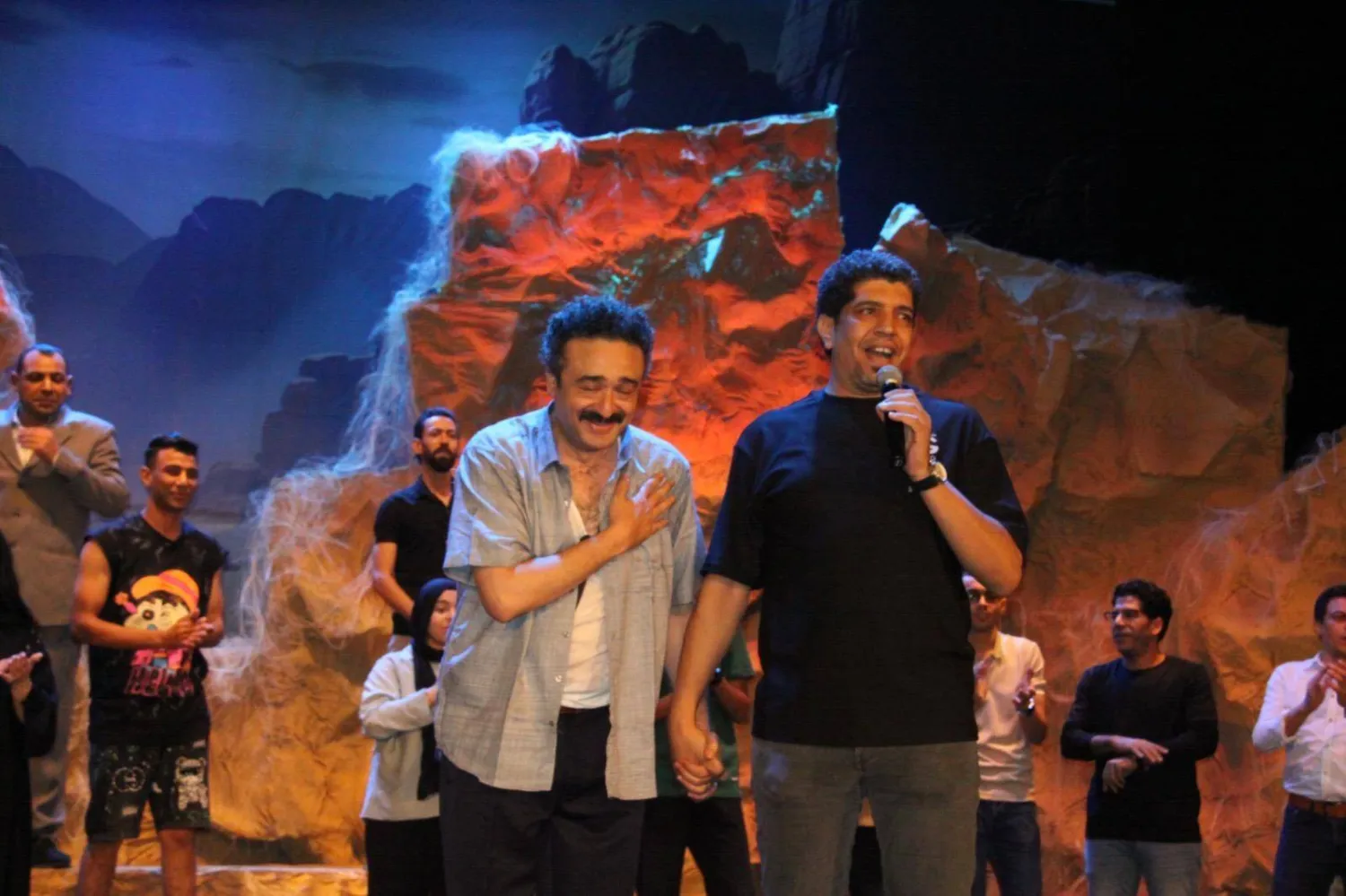 عبد المنعم رياض يتلقى تحية الجمهور على المسرح (صندوق مكافحة وعلاج الإدمان المصري)