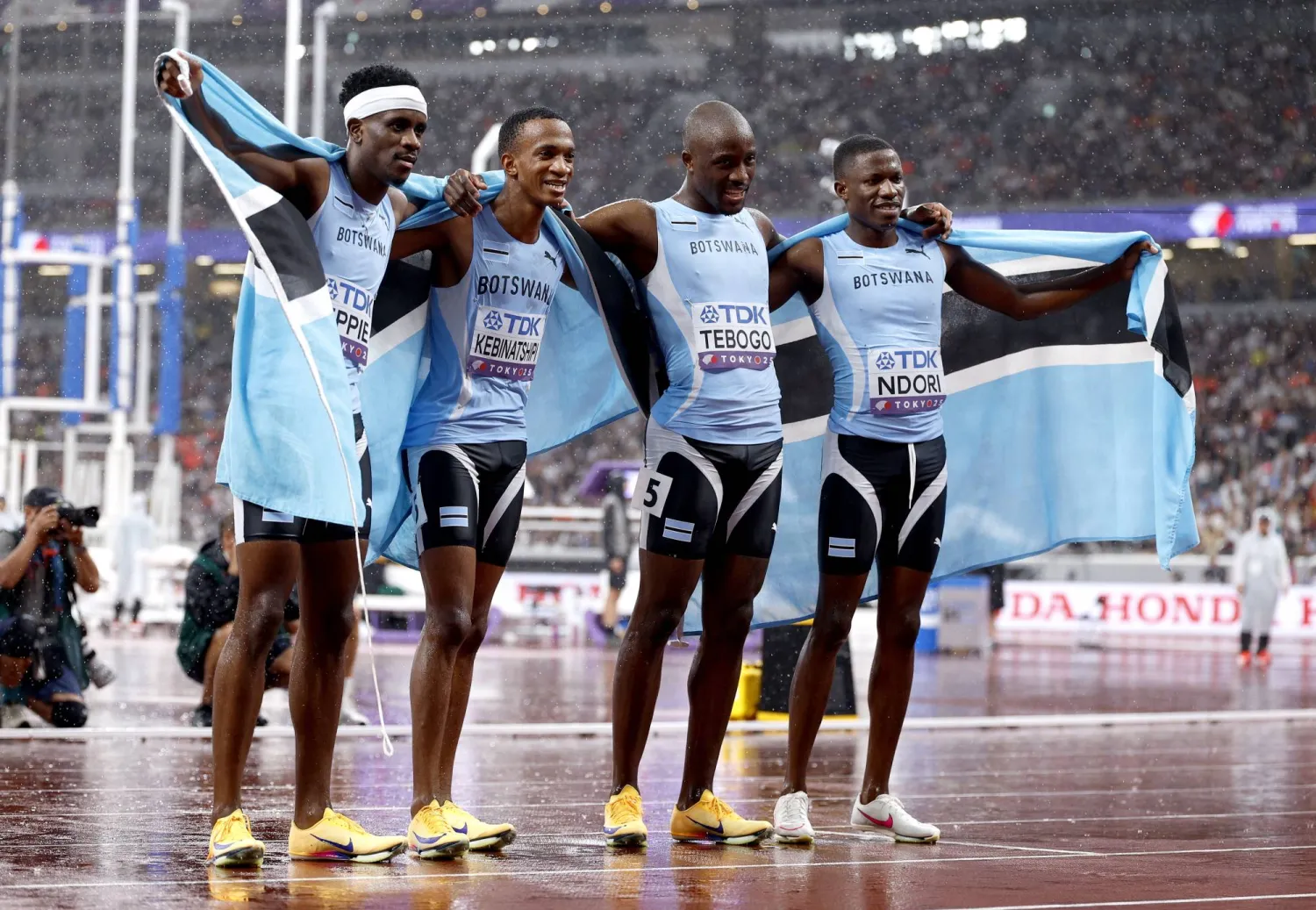 الفريق البوتسواني سجل وقتاً قدره 2:57.76 دقيقة (إ.ب.أ)