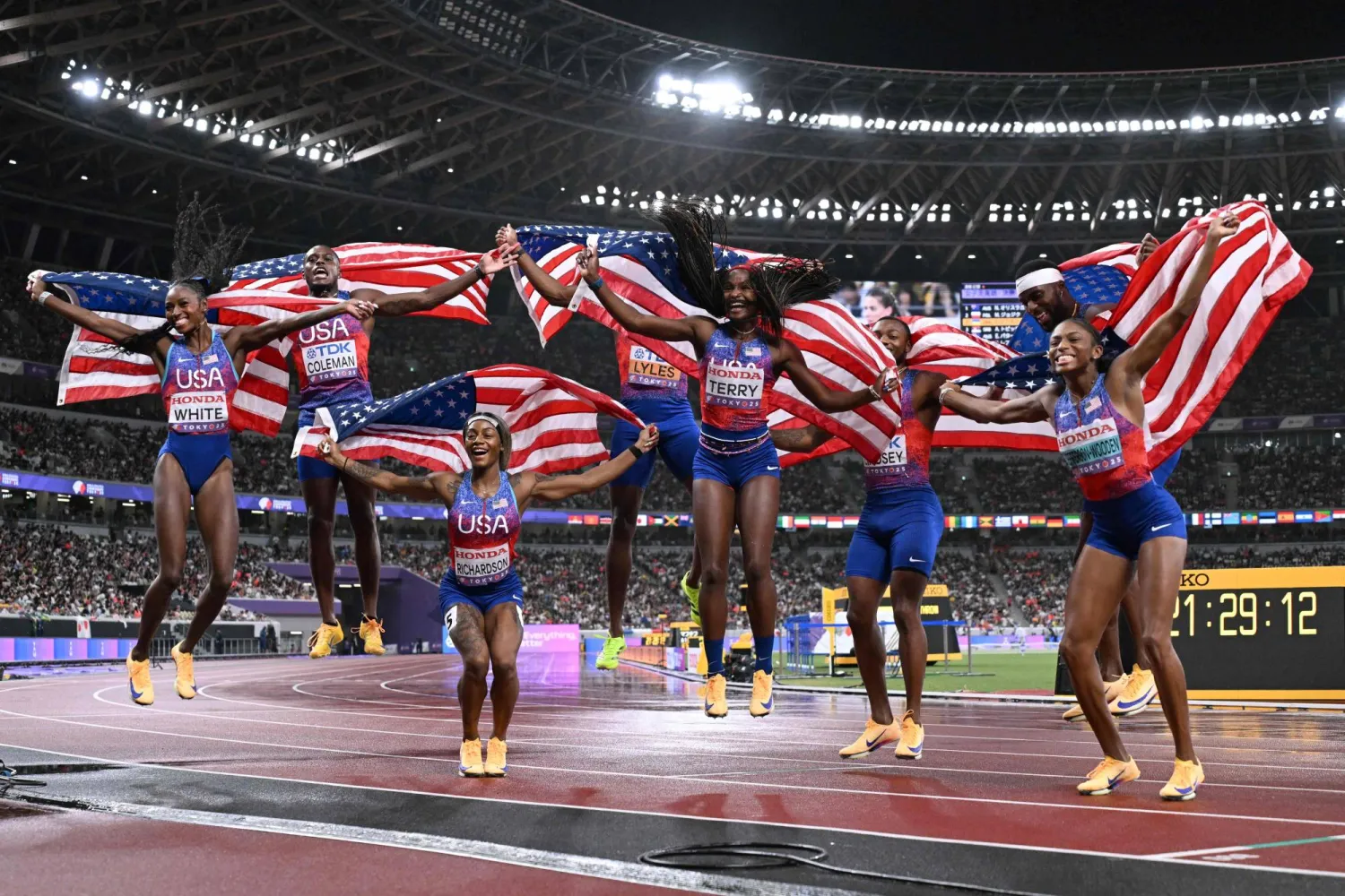 جيفرسون - وودن أصبحت ثاني امرأة تكتسح سباقات العدو الثلاثة (أ.ف.ب)