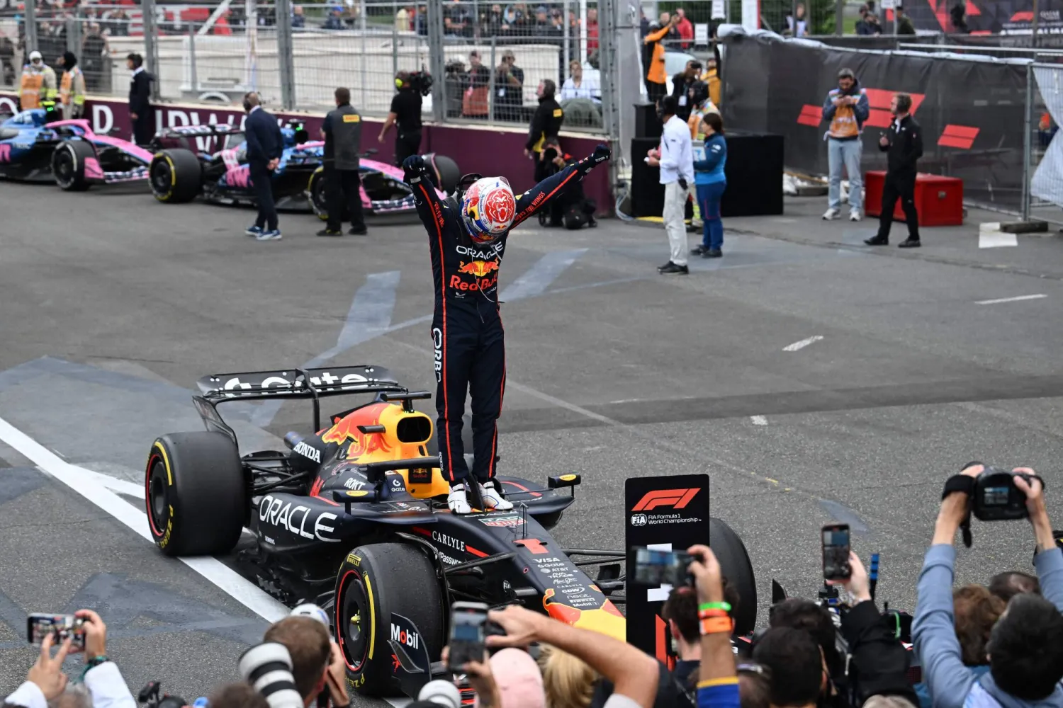 فيرستابن يحتفل في حديقة السيارات المغلقة بعد فوزه بسباق «الجائزة الكبرى» بأذربيجان (أ.ف.ب)