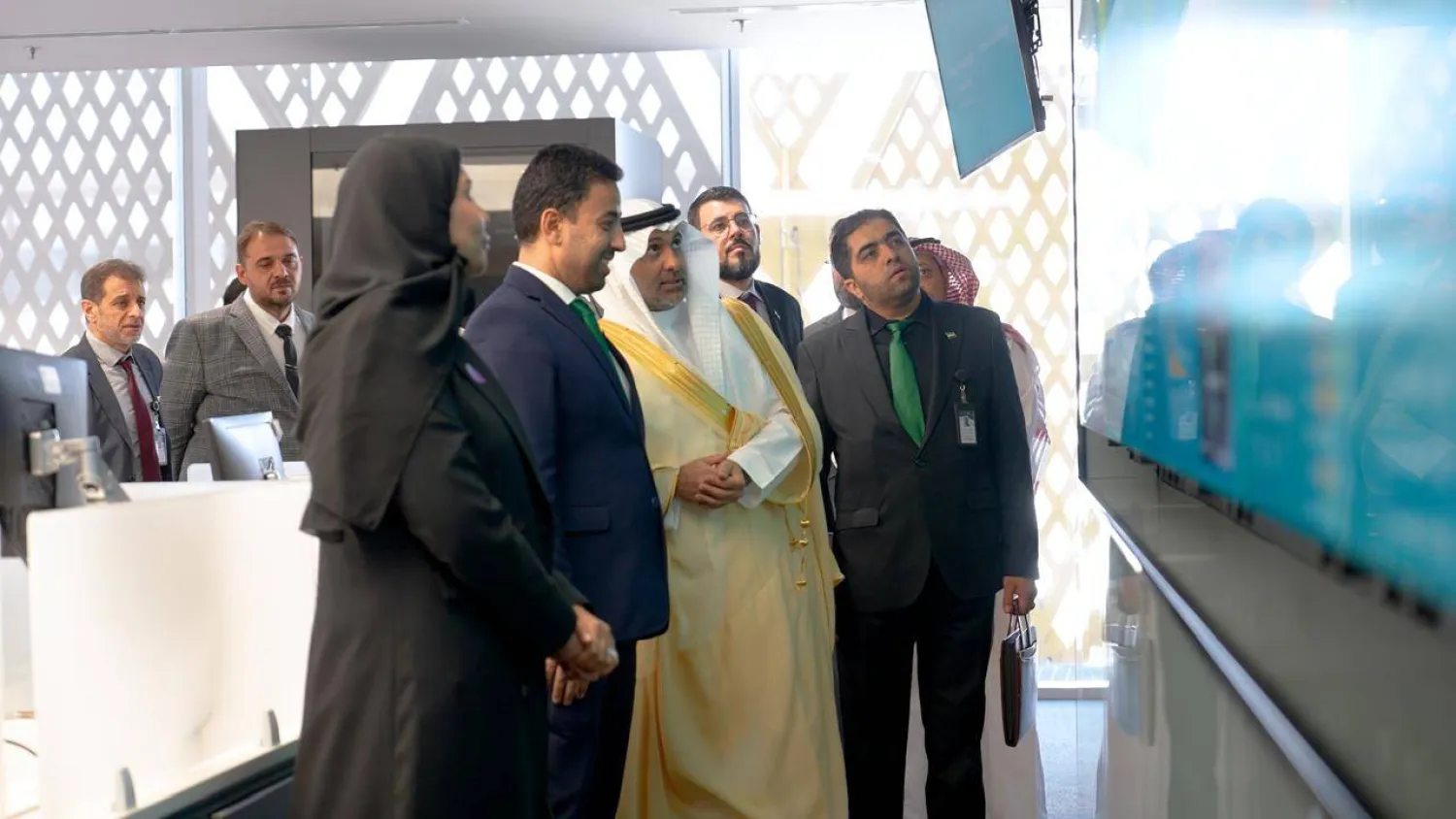 وزيرا الصحة السعودي والسوري خلال جولتهما في «مستشفى صحة الافتراضي» (تصوير: تركي العقيلي)