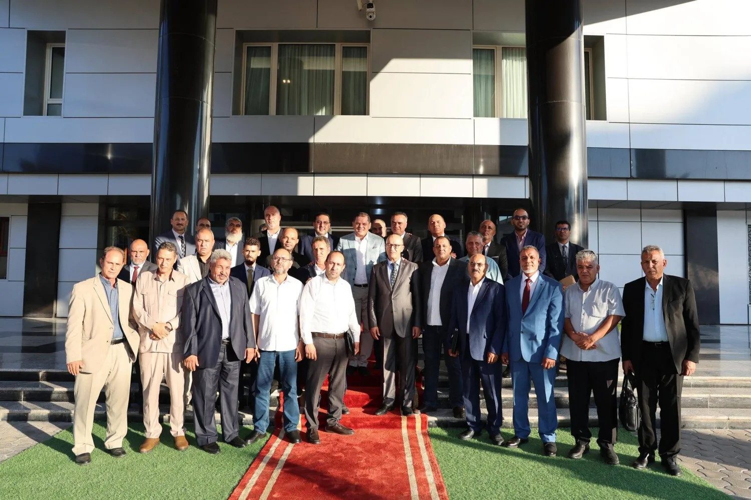 رئيس حكومة «الوحدة» عبد الحميد الدبيبة خلال اجتماع الأسبوع الماضي مع عمداء بلديات الجبل الغربي (حكومة «الوحدة»)