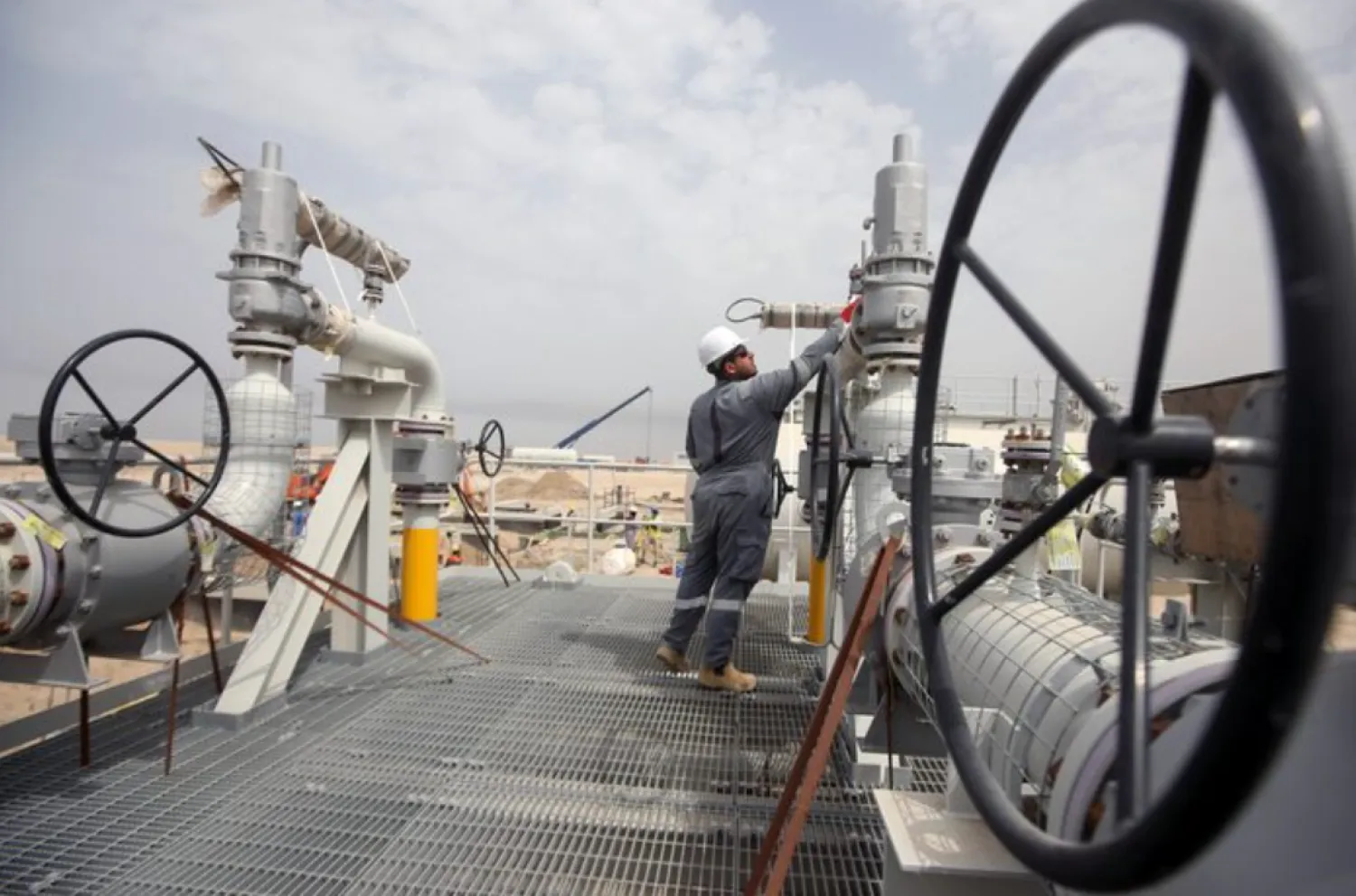 A worker is seen at Iraq's Majnoon oilfield near Basra, Iraq, March 31, 2021. Picture taken March 31, 2021. REUTERS/Essam Al-Sudani/ File Photo 