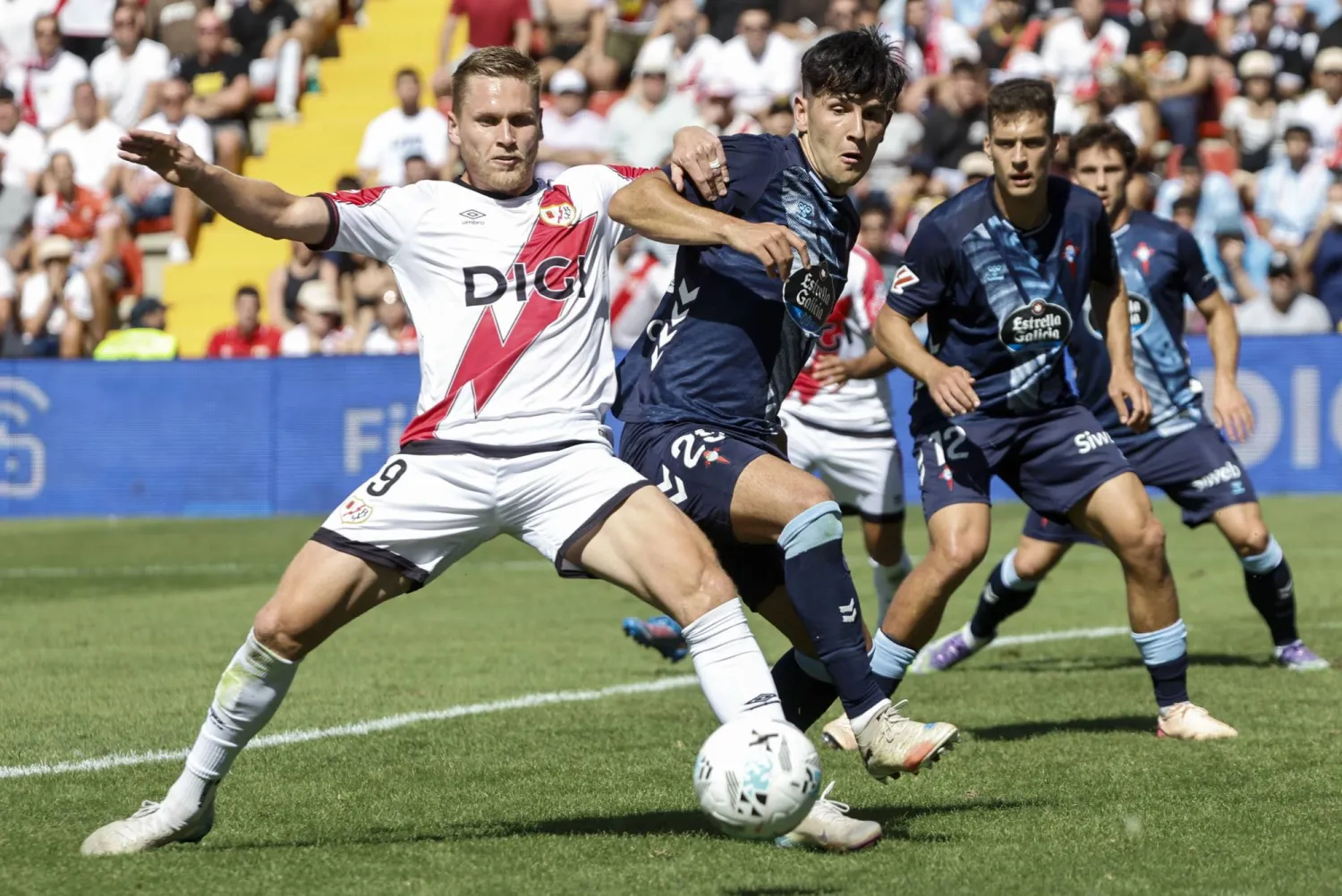 رايو فايكانو وضيفه سلتا فيغو واصلا ابتعادهما عن طريق الانتصارات (إ.ب.أ)