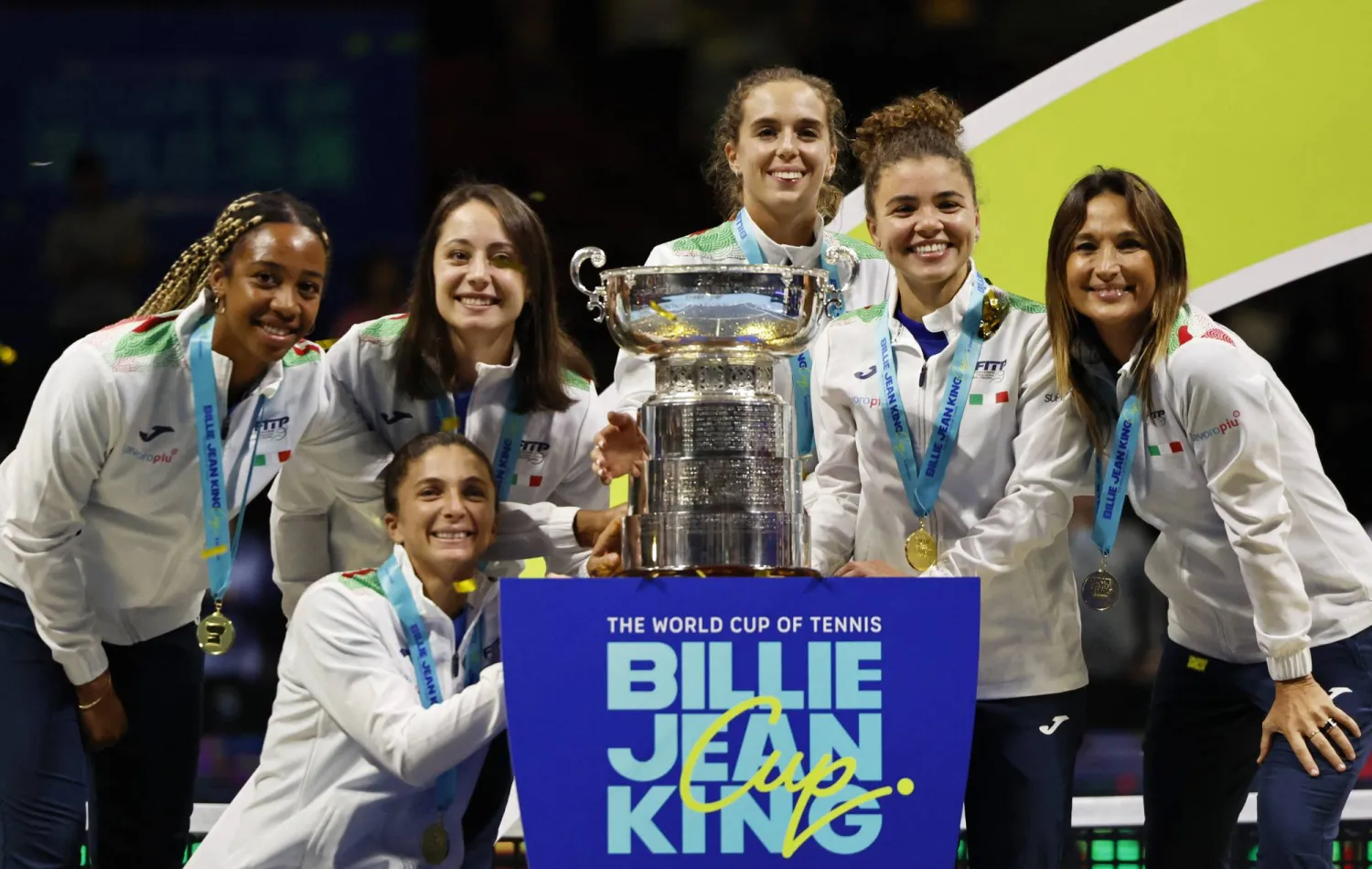 إيطاليا حققت كأس بيلي جين كينغ لفرق السيدات في كرة المضرب للمرة السادسة عبر تاريخها (رويترز)