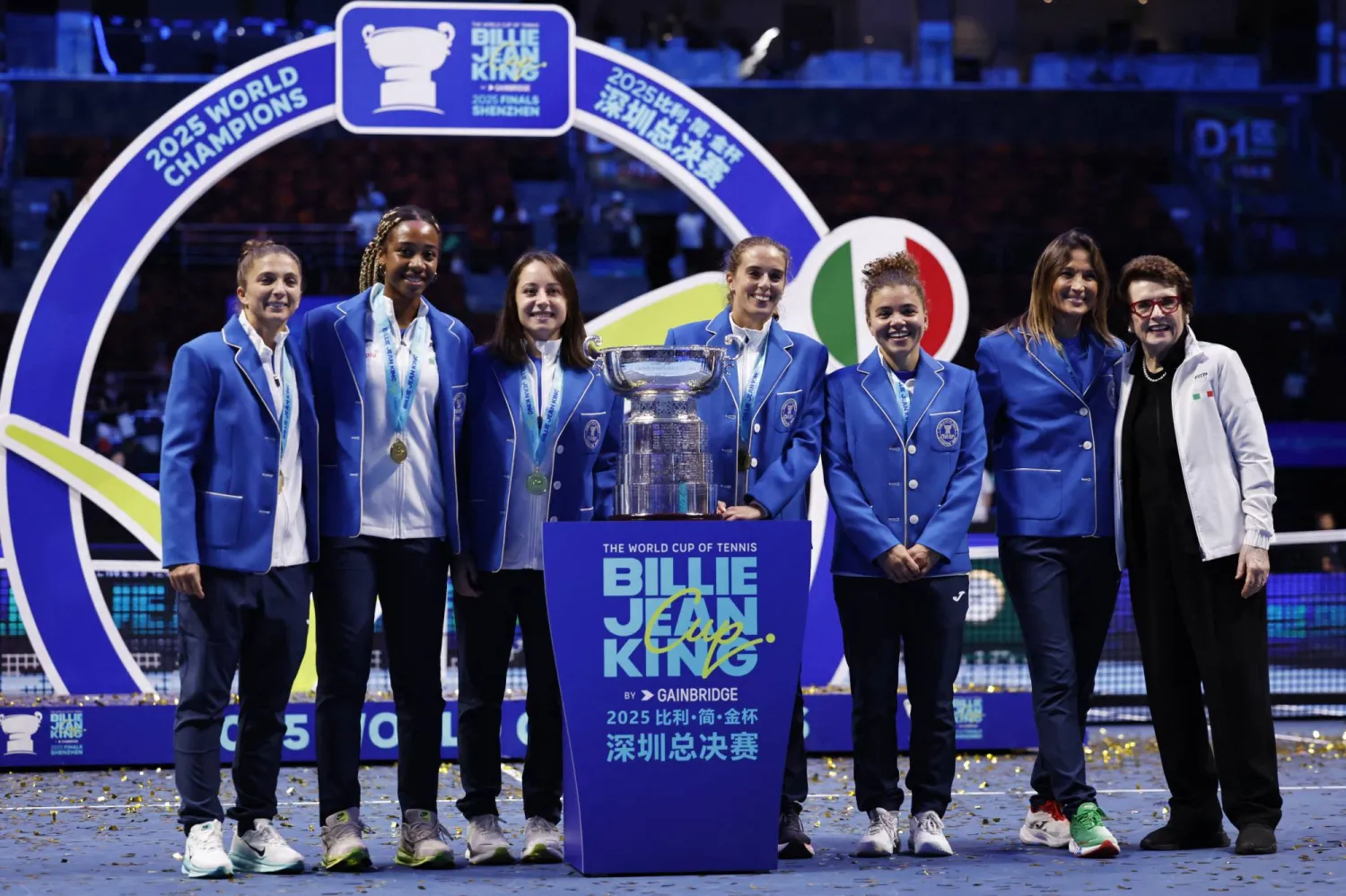 Tennis - Billie Jean King Cup Finals - Final - Italy v United States - Shenzhen Bay Sports Centre Arena, Shenzhen, China - September 21, 2025 Italy's Jasmine Paolini, Lucia Bronzetti, Elisabetta Cocciaretto, Tyra Grant, Sara Errani and captain Tathiana Garbin celebrate with the trophy after winning the final REUTERS/Tingshu Wang