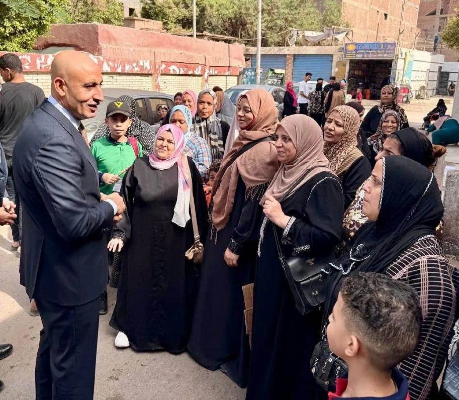 وزير التربية والتعليم المصري يلتقي عدداً من أولياء الأمور في أول يوم دراسي (وزارة التربية والتعليم)