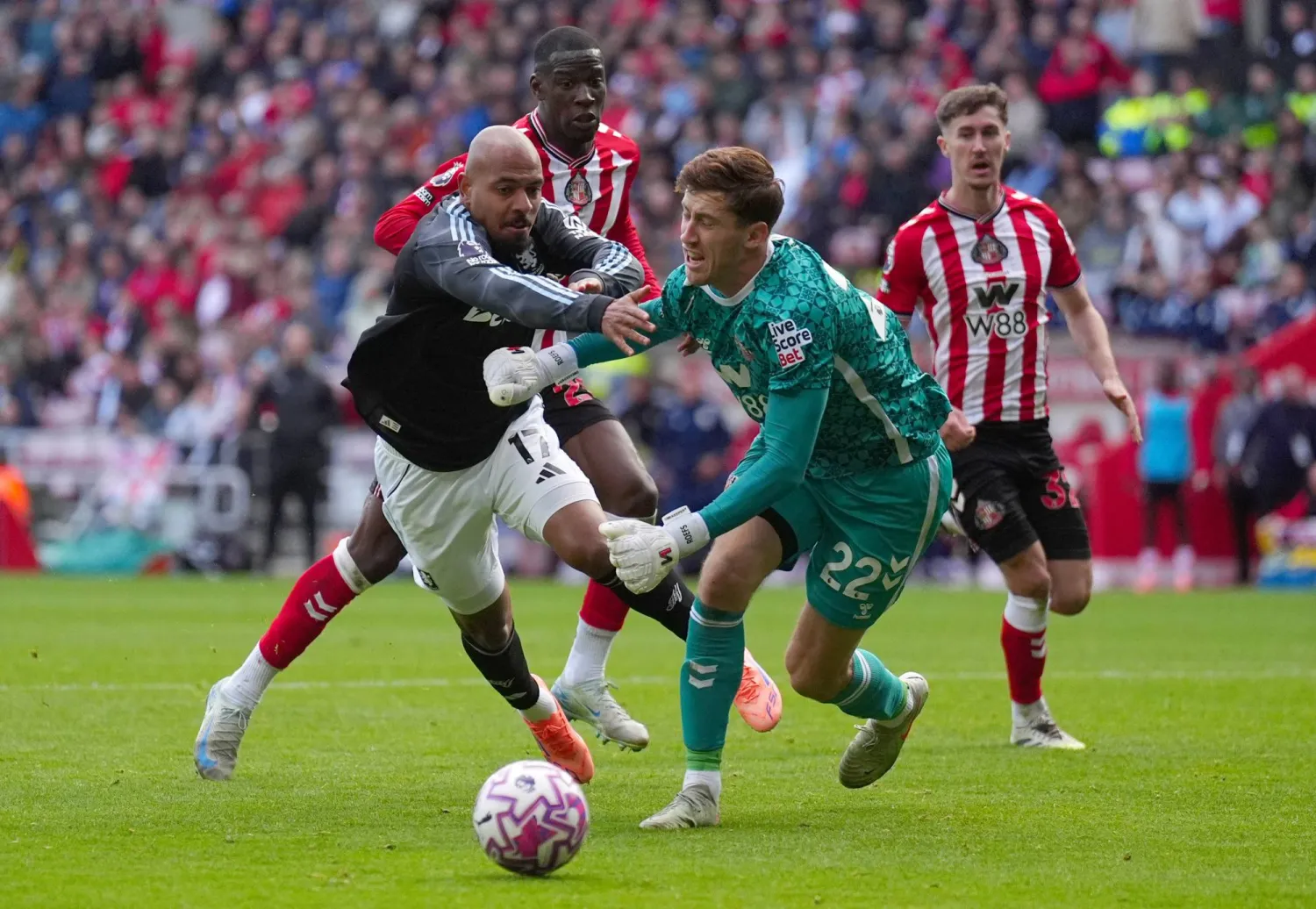 التعادل حكم مواجهة سندرلاند وأستون فيلا في ملعب «النور» (د.ب.أ)