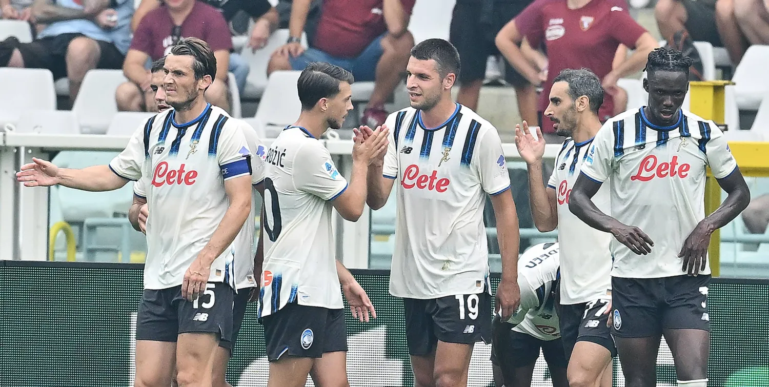 فرحة لاعبي أتالانتا بالفوز على تورينو (إ.ب.أ)