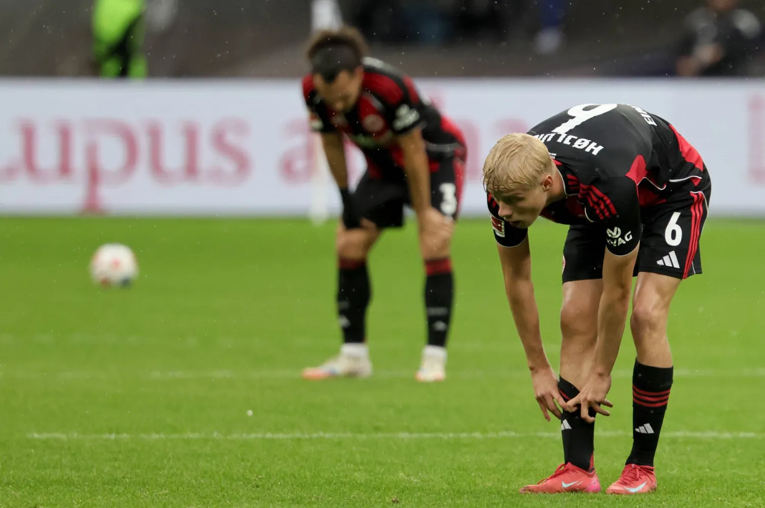 حسرة لاعبي أينتراخت فرانكفورت بعد الهزيمة أمام أونيون (إ.ب.أ)