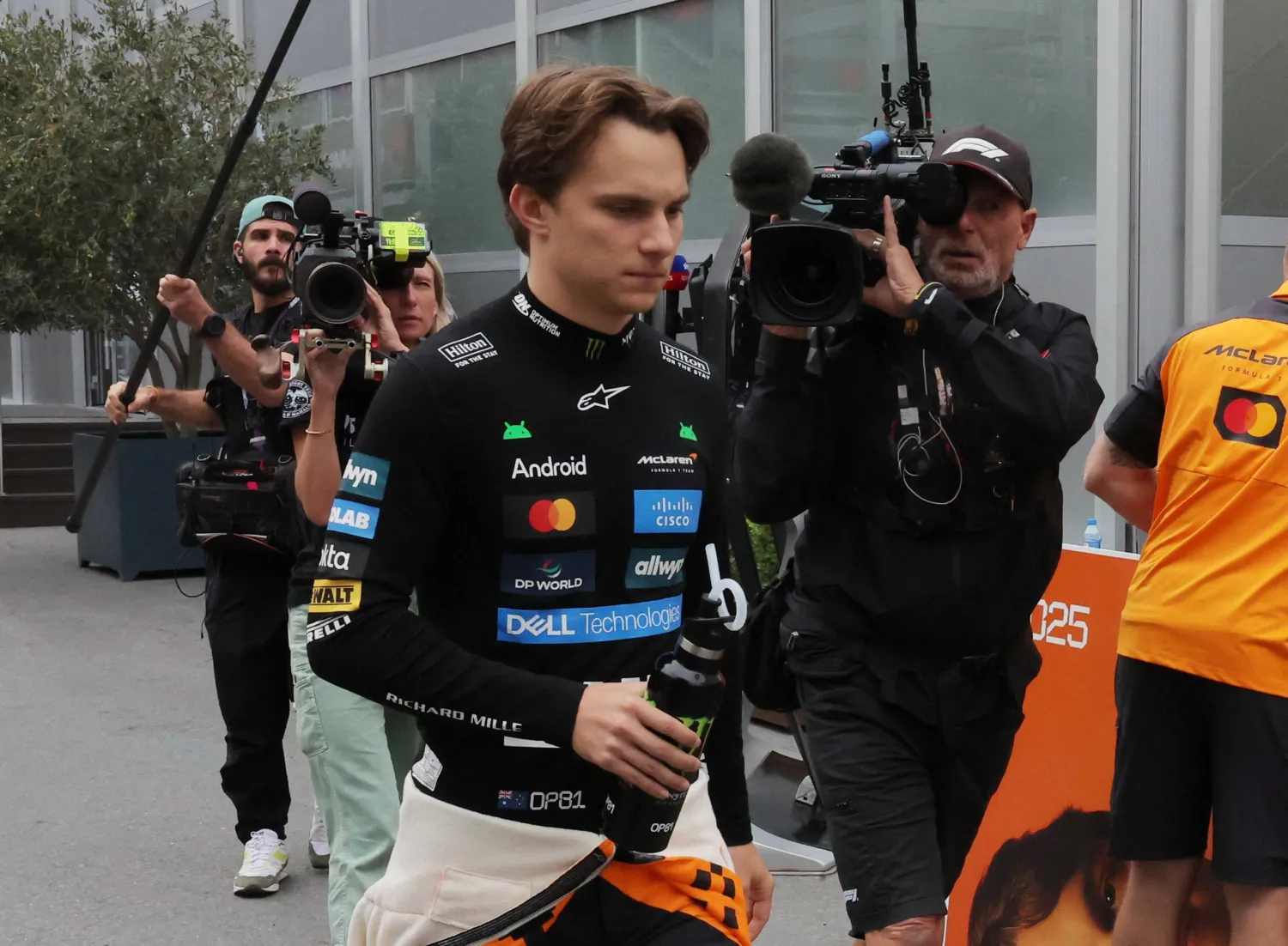 أوسكار بياستري سائق مكلارين حزيناً بعد سباق باكو (رويترز)