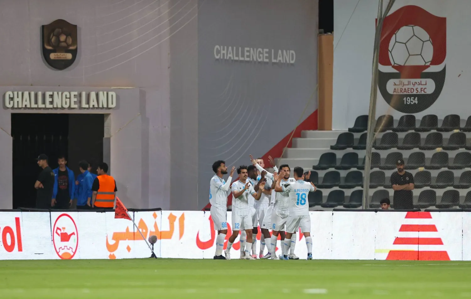 فرحة الأخدود بهدف خالد ناري (تصوير: سعد العنزي)