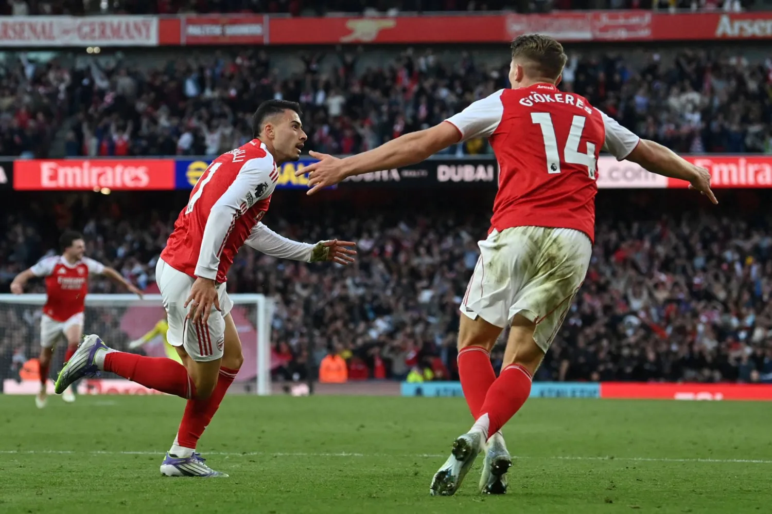 البرازيلي غابرييل مارتينيلي يحتفل بهدف التعادل لآرسنال (أ.ف.ب)