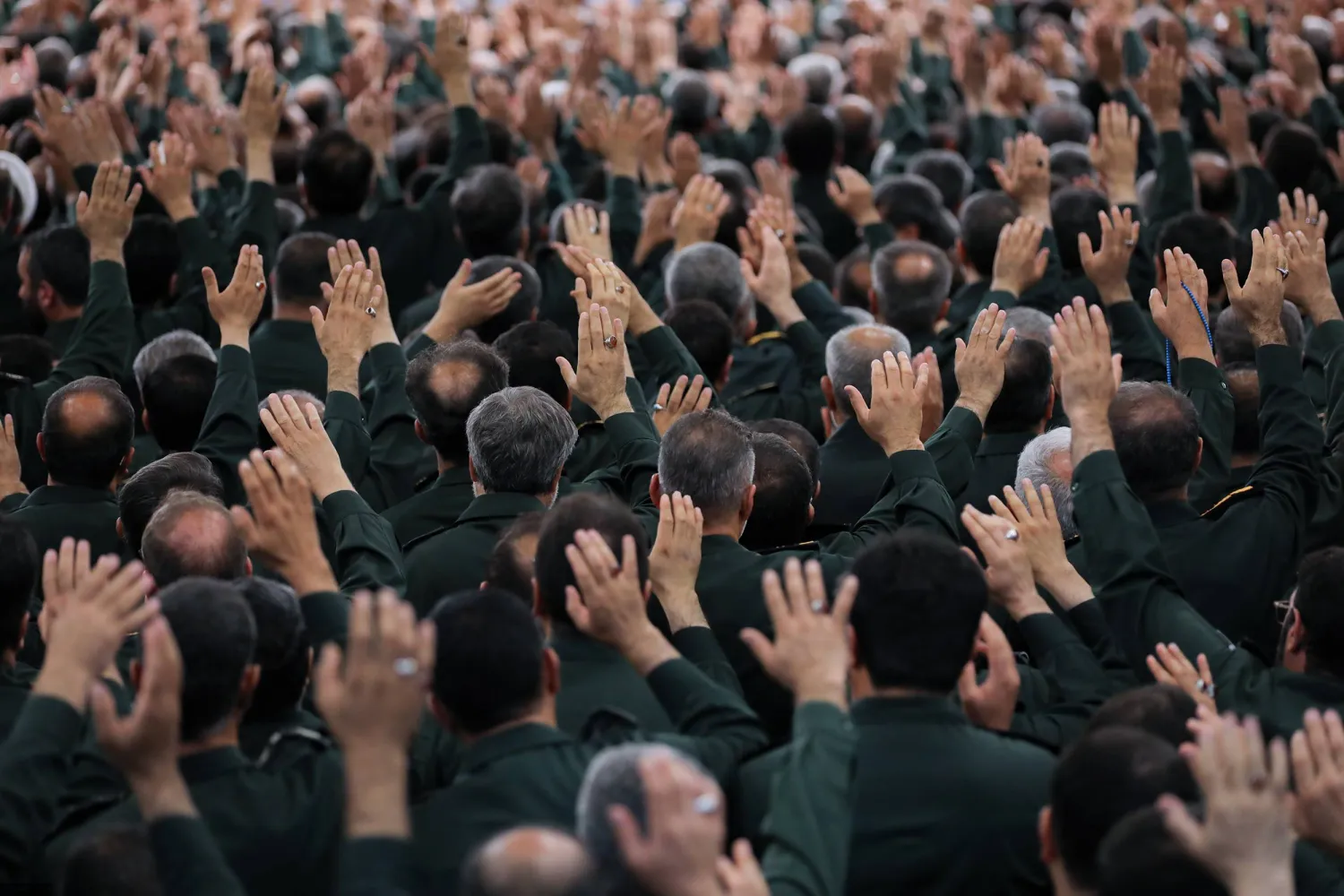 صورة من الخلف لقادة في «الحرس الثوري» خلال لقاء مع المرشد الإيراني (موقع خامنئي)