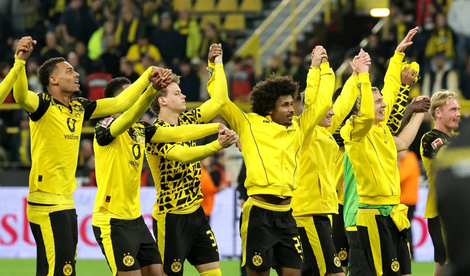فرحة لاعبي بوروسيا دورتموند بالفوز على فولفسبورغ (إ.ب.أ) 