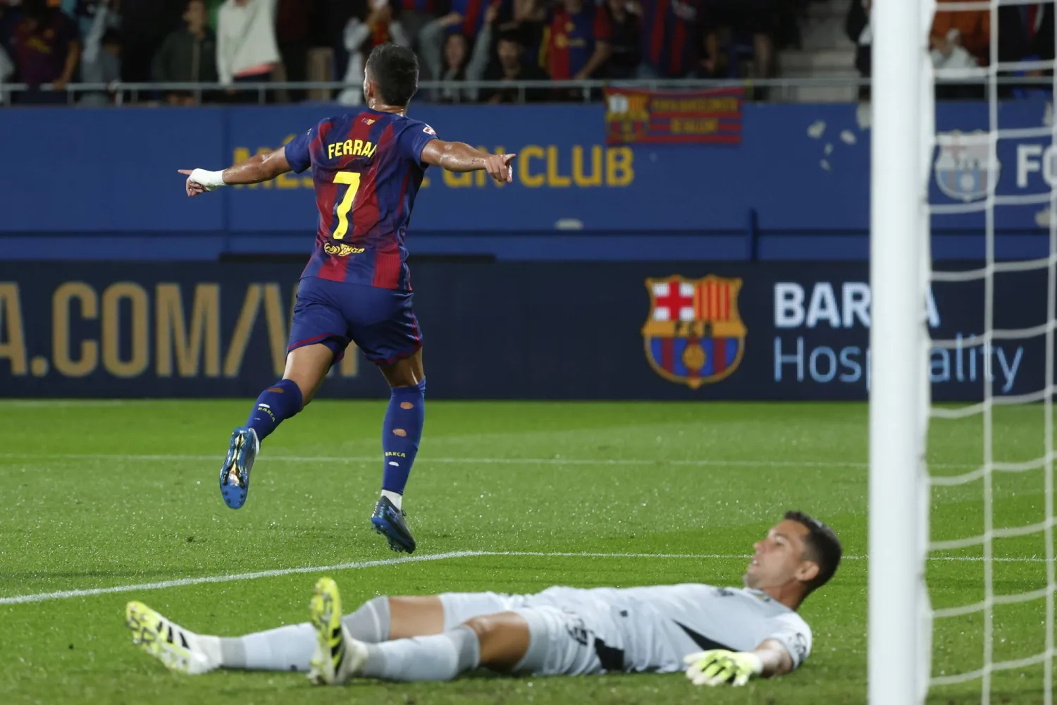 فيران توريس يحتفل بهدفه الأول في مرمى خيتافي (أ.ب)