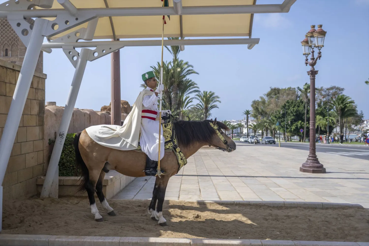 حارس راكب عند مدخل موقع صومعة حسان وضريح محمد الخامس وهما من المعالم البارزة في الرباط (إ.ب.أ)