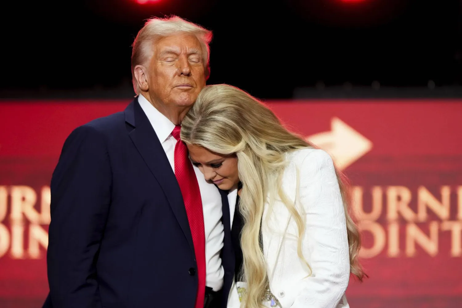الرئيس ترمب يعانق إريكا كيرك في ختام مراسم تأبين زوجها بولاية أريزونا الأحد (أ.ب)