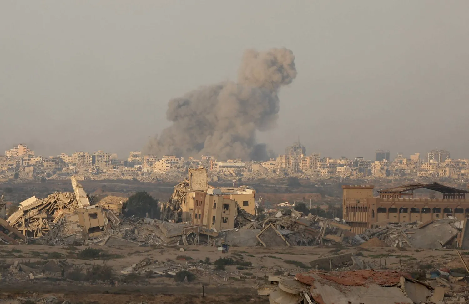 تصاعد الدخان جراء غارة إسرائيلية على قطاع غزة (رويترز)