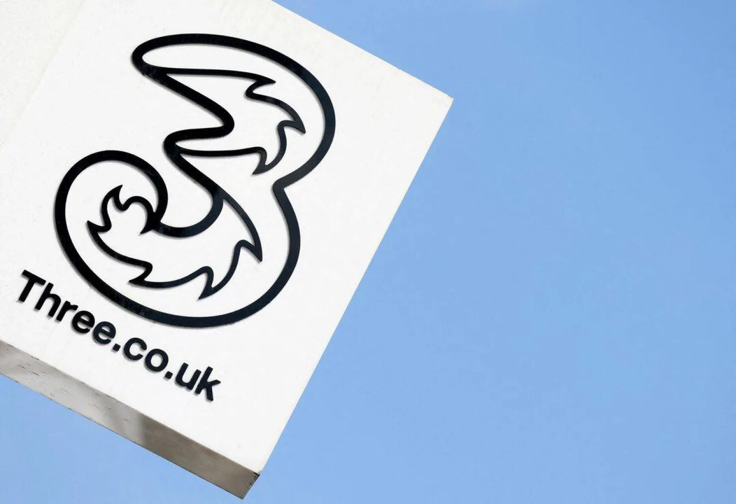 شعار شركة «فودافون ثري» في أحد متاجرها بلندن (رويترز)