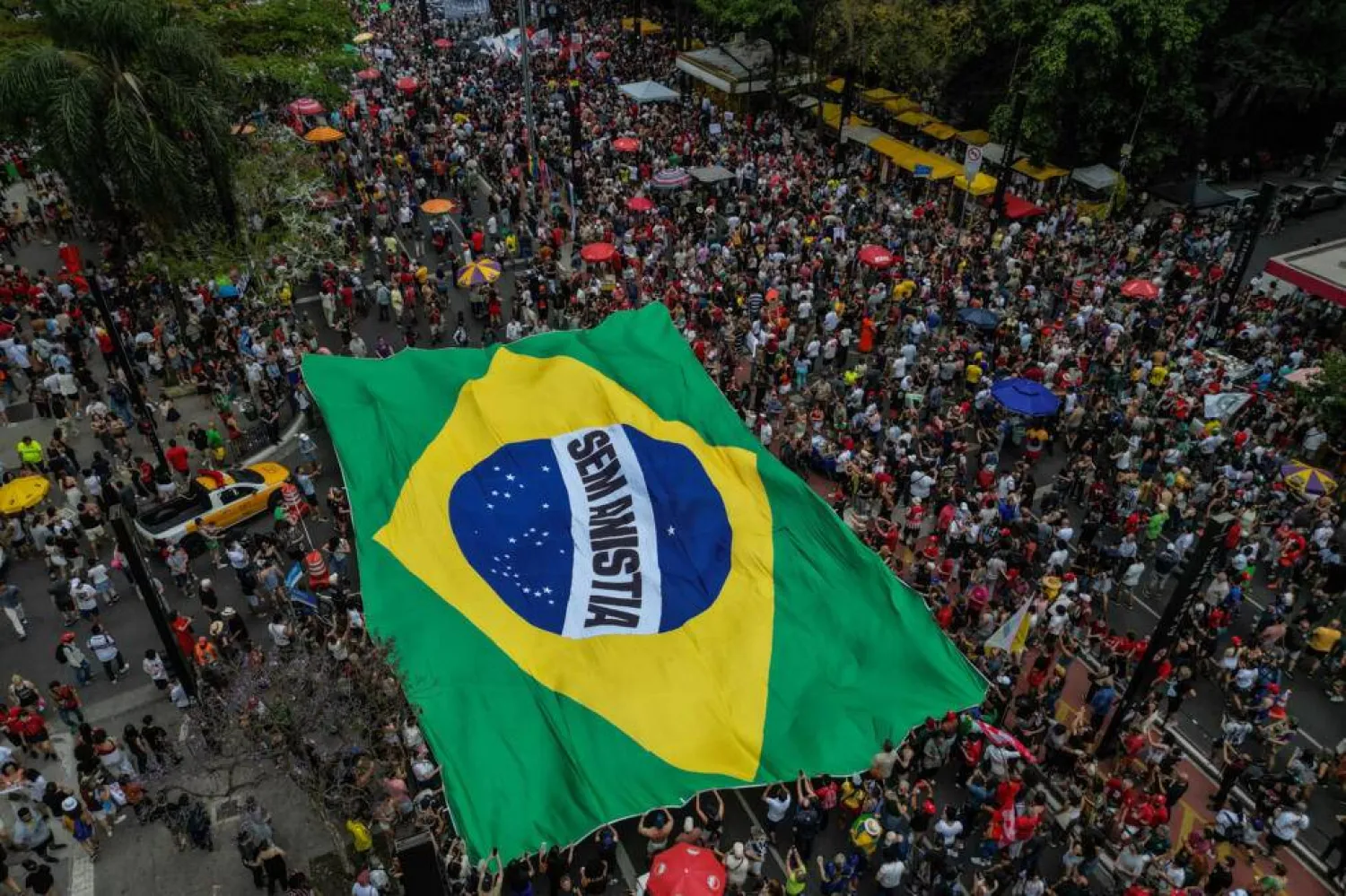 People carry a huge Brazilian flag reading "No amnesty" during the protest in Sao Paulo. Nelson ALMEIDA / AFP
