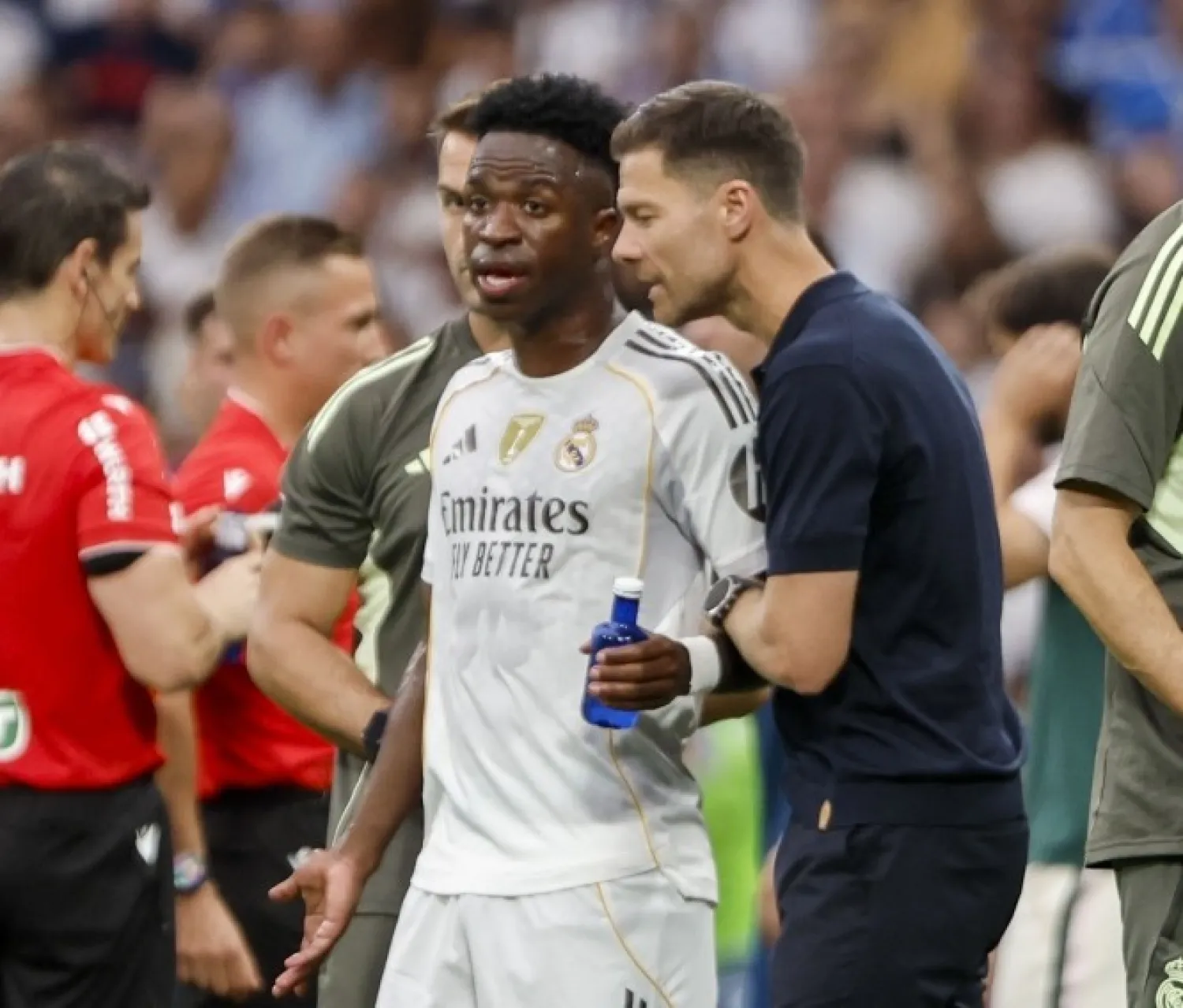 العيون مفتوحة مجدداً على علاقة المدرب شابي ألونسو ولاعبه البرازيلي فينيسيوس جونيور (إ.ب.أ)