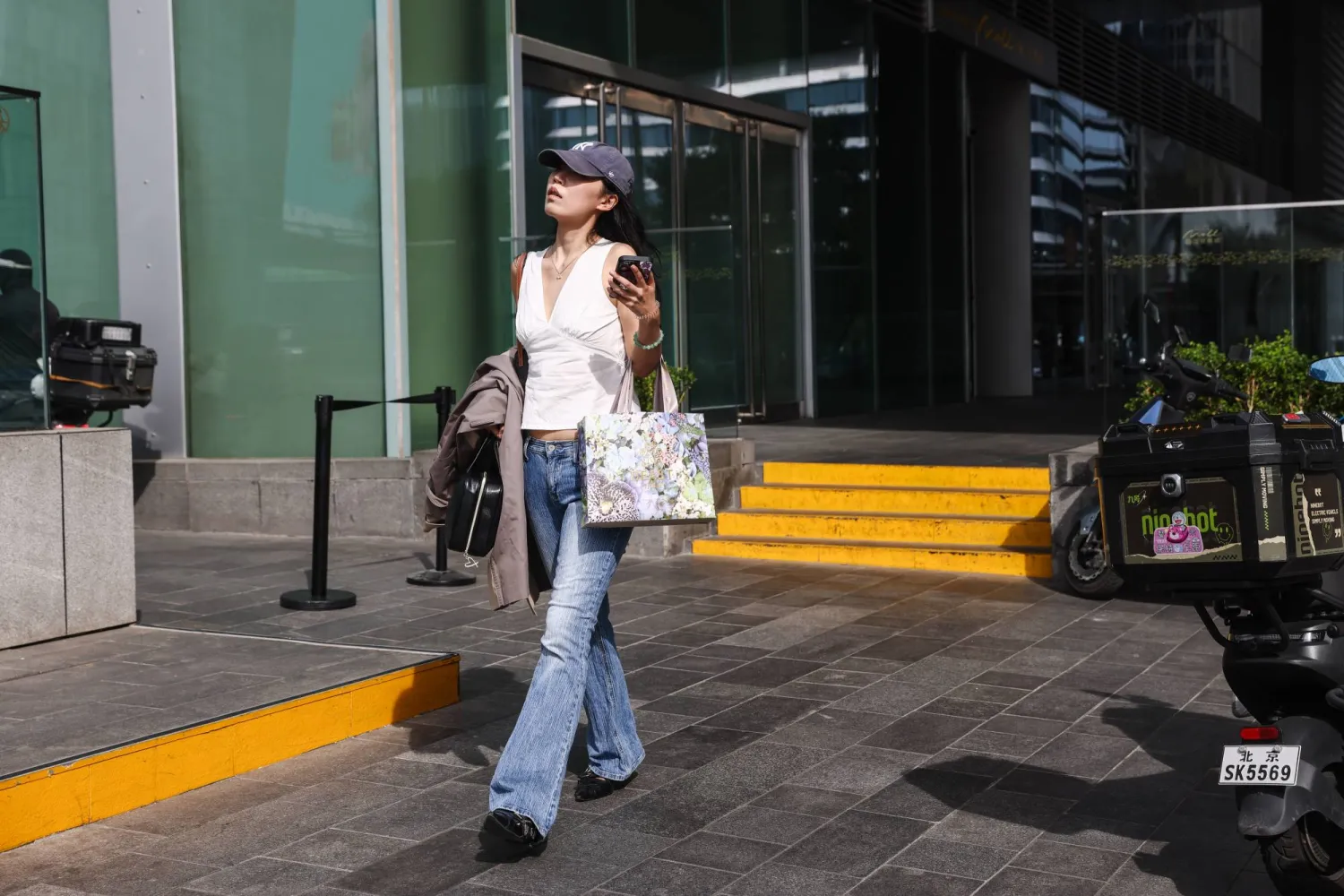 متسوقة في الحي المالي بالعاصمة الصينية بكين (إ.ب.أ)