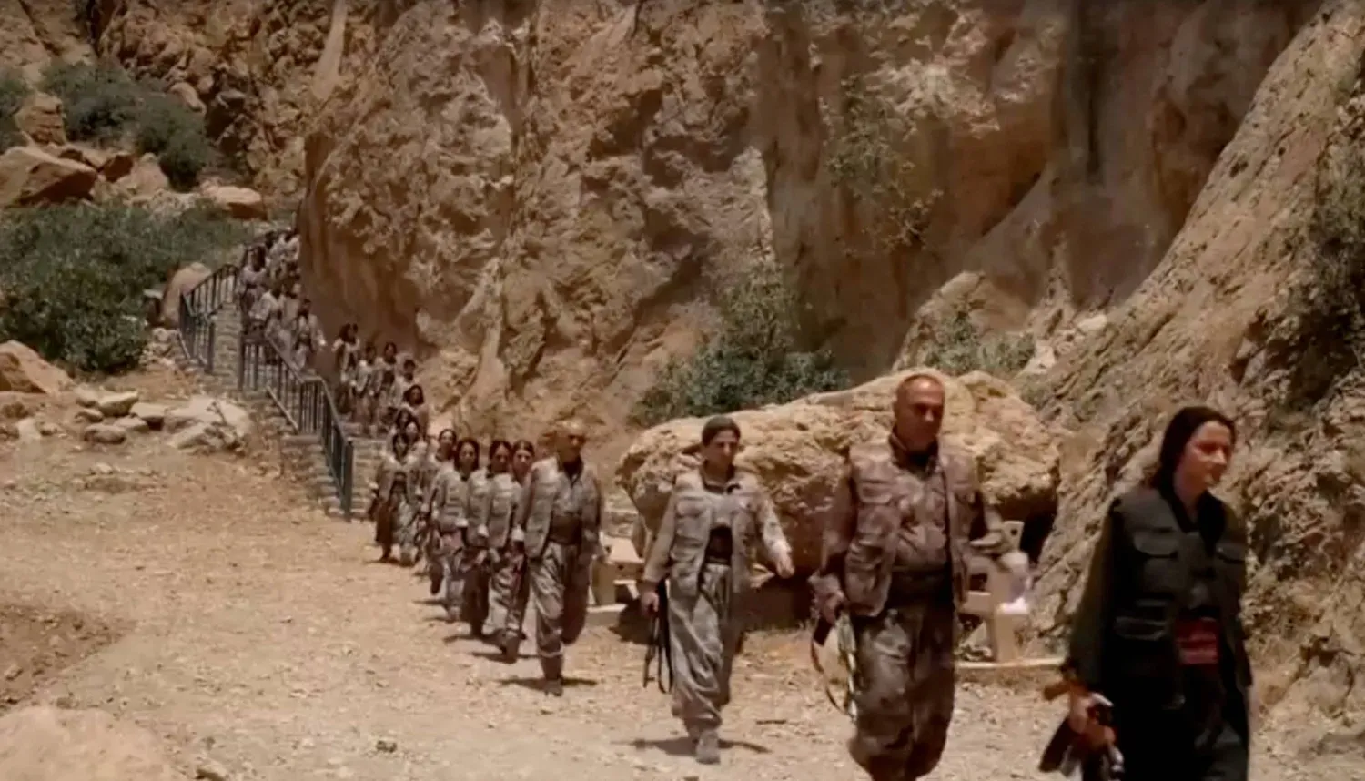 PKK liderleri ve üyeleri, 11 Temmuz'da Irak'ın kuzeyindeki Süleymaniye'de düzenlenen sembolik bir törenle silahlarını bıraktı ve Abdullah Öcalan'ın PKK'yı feshetme çağrısını hayata geçirme kararlılıklarını teyit etti. (Reuters)