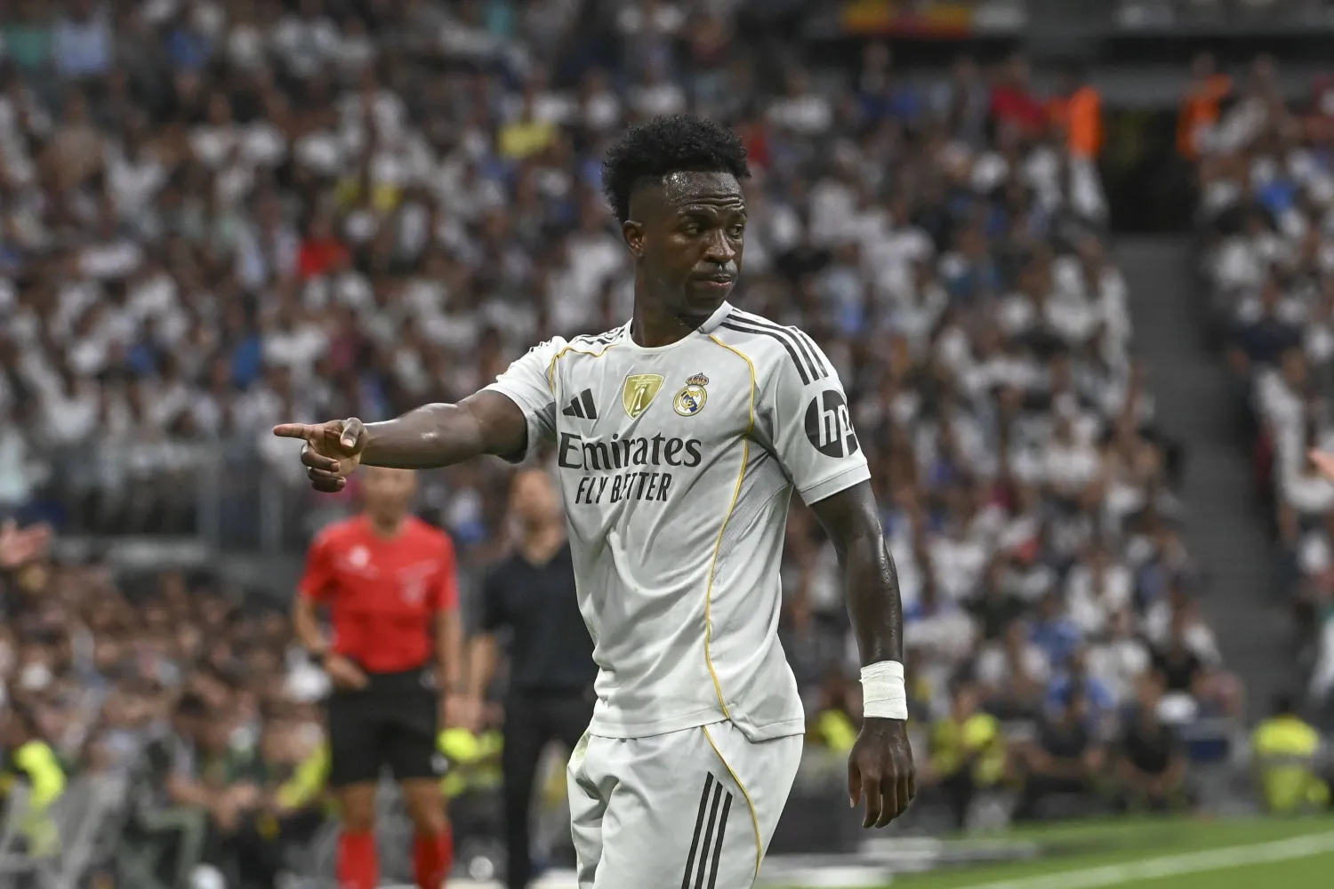 ريال مدريد... بين أزمة فينيسيوس وألونسو والاحتجاج الصامت ضد «البالون دور»