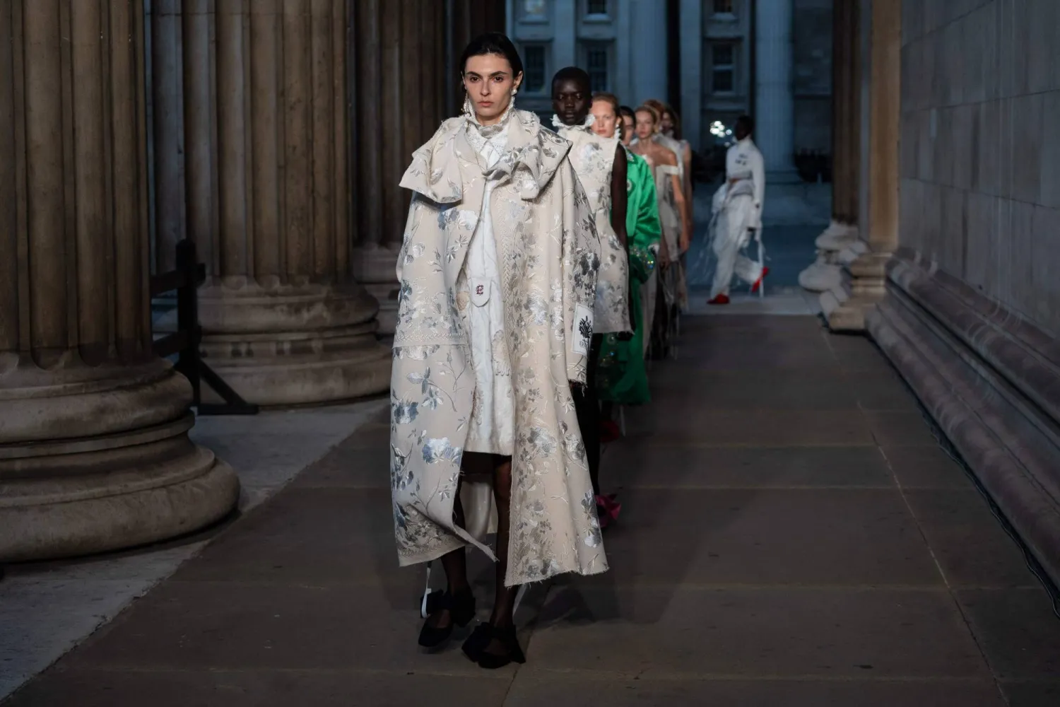 كل لمسات المصمم حضرت في هذه التشكيلة التي تجمع الواقع بقراءة الطالع والمستقبل (أ.ف.ب)