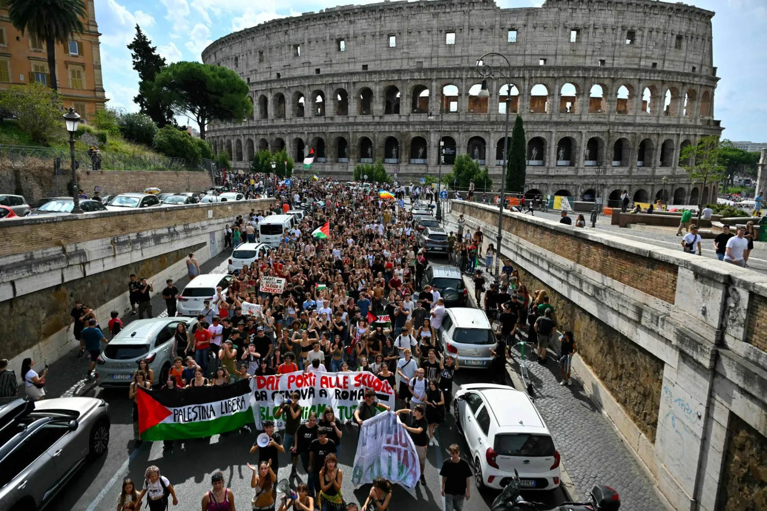 مسيرة بالقرب من الكولوسيوم خلال إضراب وطني بعنوان «لنمنع كل شيء» تضامناً مع الفلسطينيين في غزة والمطالبة بوقف شحنات الأسلحة لإسرائيل (أ.ف.ب)